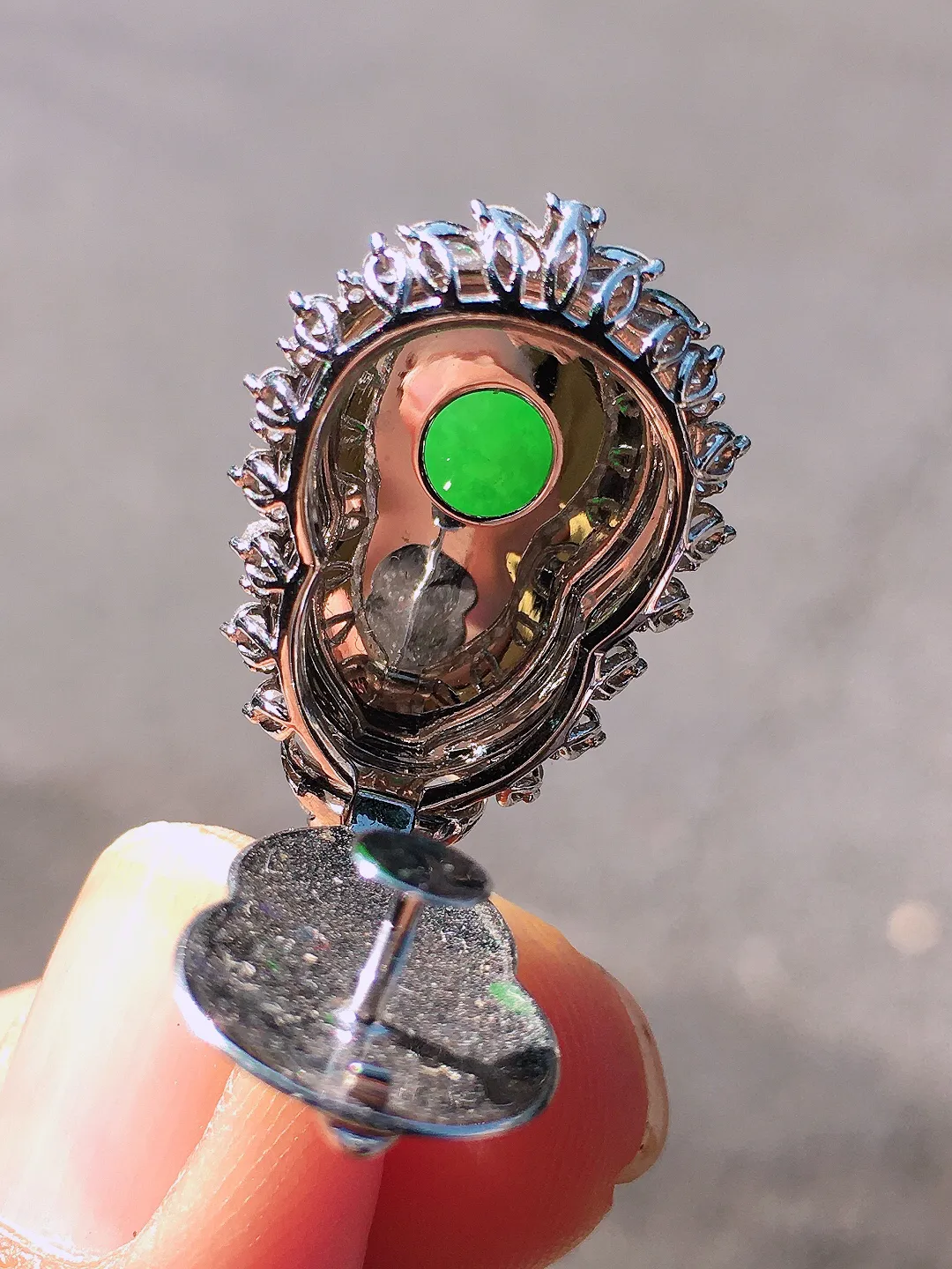 阳绿葫芦吊坠，色泽均匀艳丽，玉质细腻，荧光感超
强，饱满圆润，尽显优雅气质，18k
金豪华镶嵌