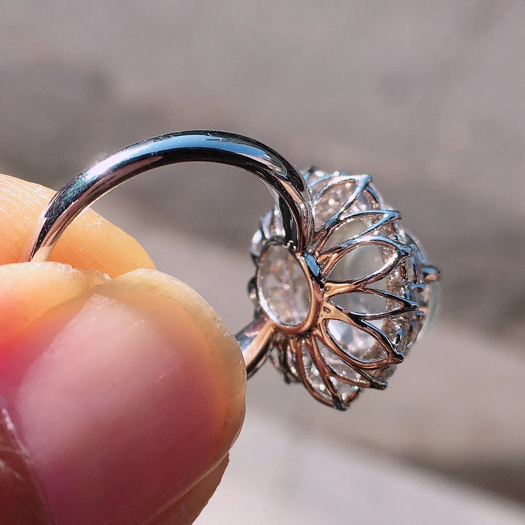 玻璃种蛋面戒指，玉质细腻，荧光感超
强，饱满圆润，尽显优雅气质，18k
金豪华镶嵌