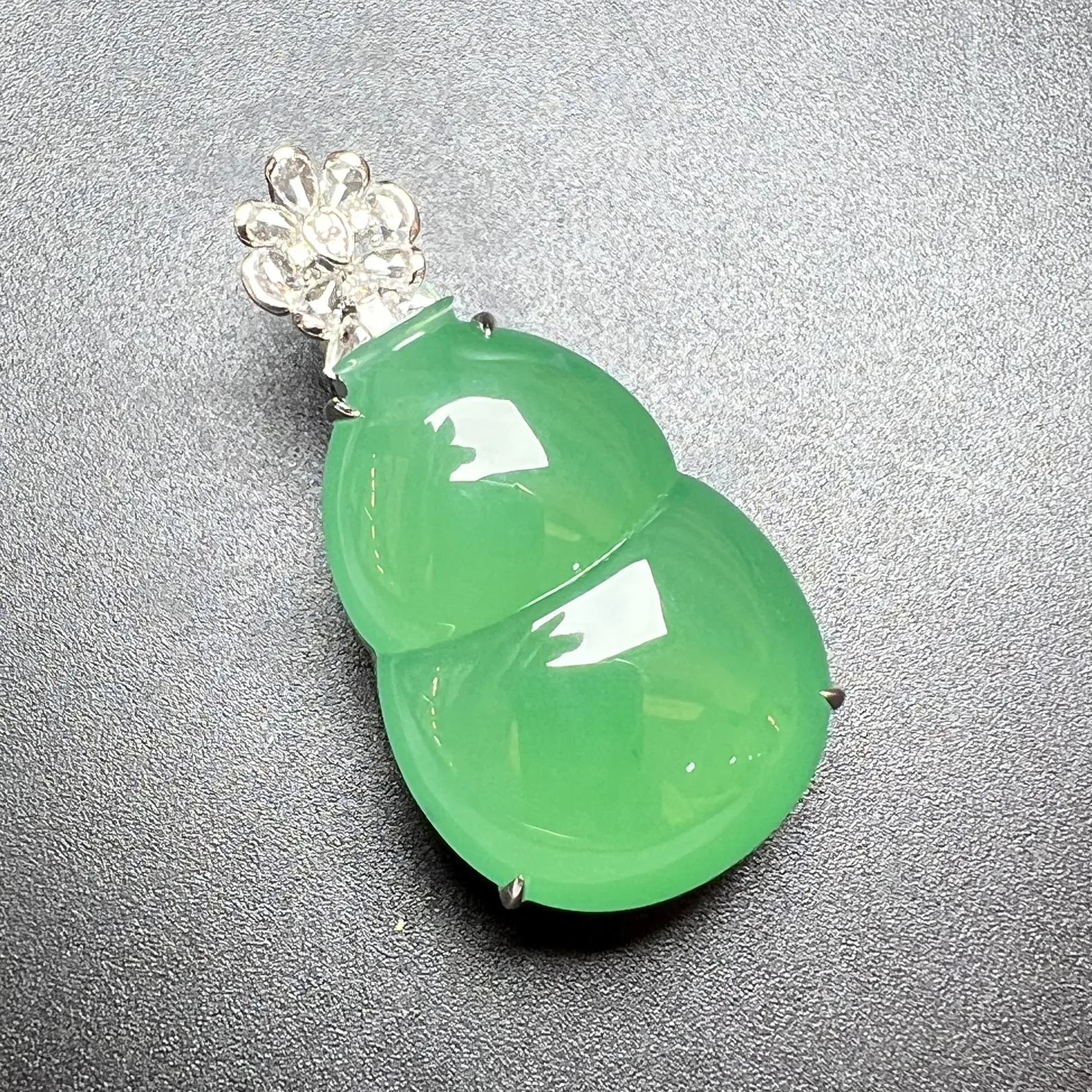 满色大葫芦底装干净，均匀起光，整体尺寸38.5*19.6*12.9 裸石尺寸28.2*19.6*8.255