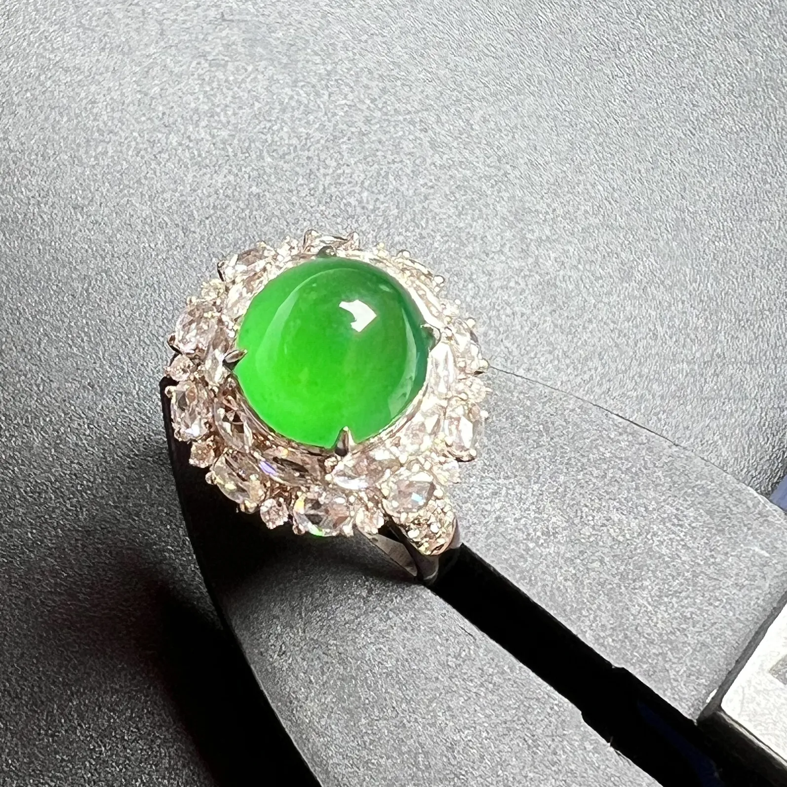 老坑辣绿戒指种起光，饱满，整体尺寸16.3*15.9*15.1裸石尺寸9.6*9*6.3