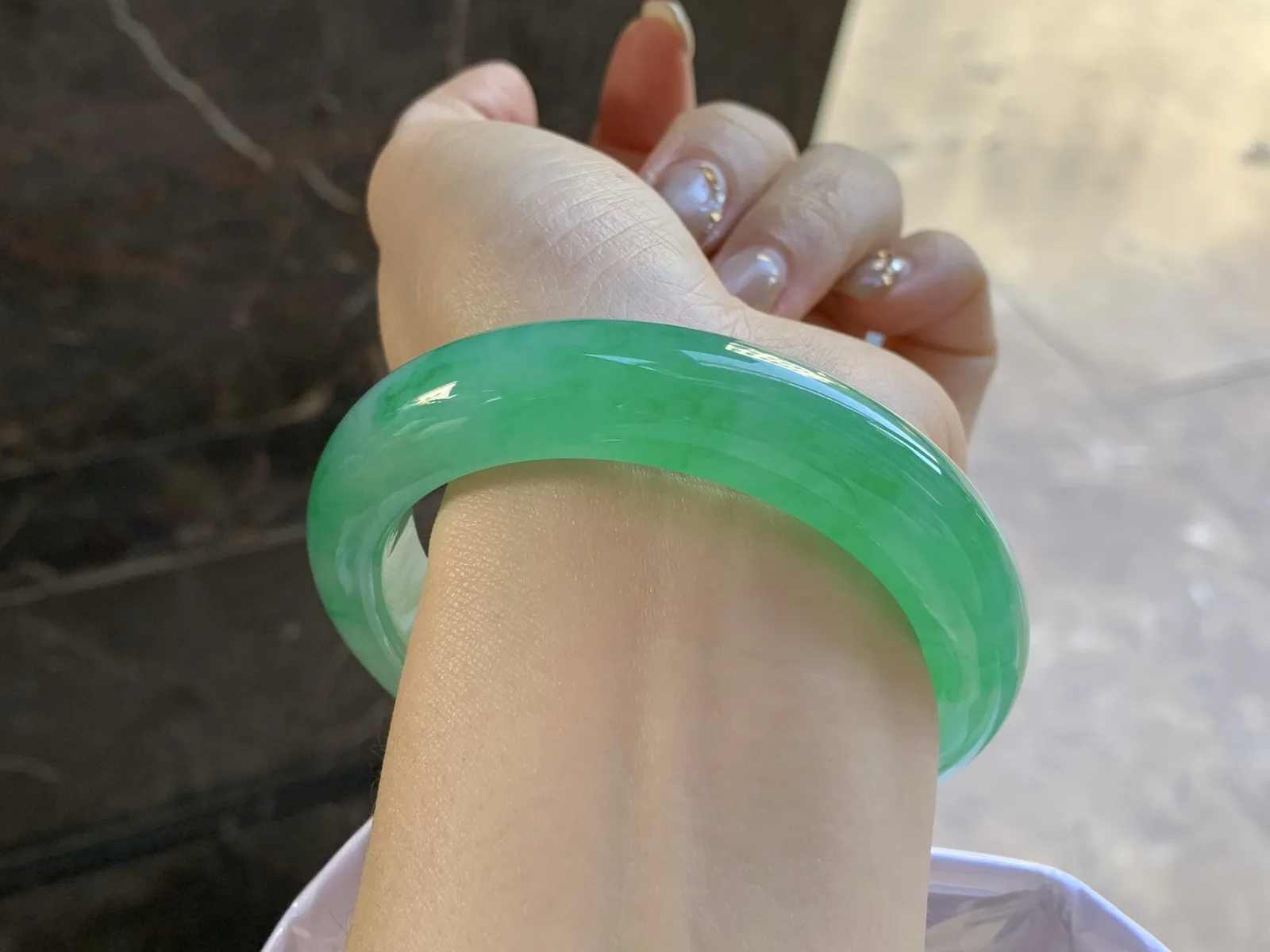 冰种飘色手镯
尺寸：57.6-13.5-10mm
有种有色 实物漂亮有品质