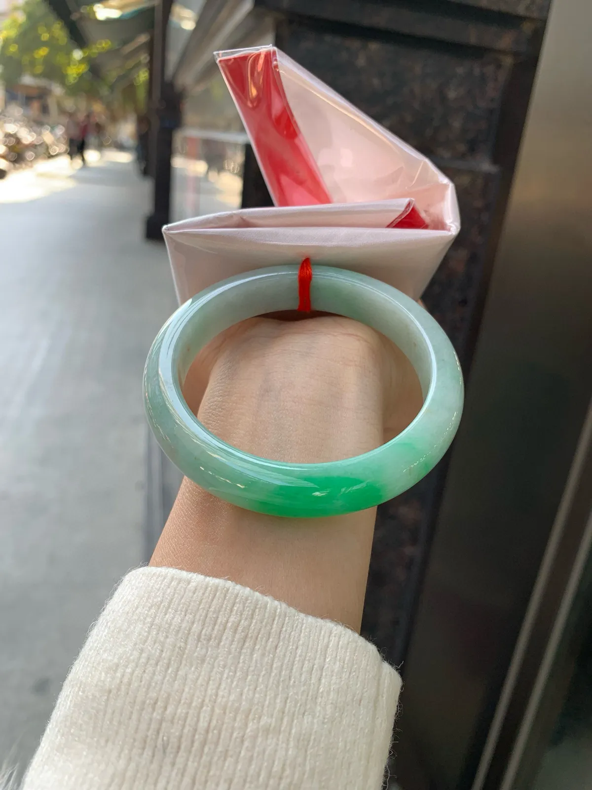 白底青正圈
59-8.2-12.2
打灯细纹，底妆水润细腻，洒金，半截甜阳翠色肆意流淌，娇艳欲滴，半山半水，宛如春日里的繁华盛景