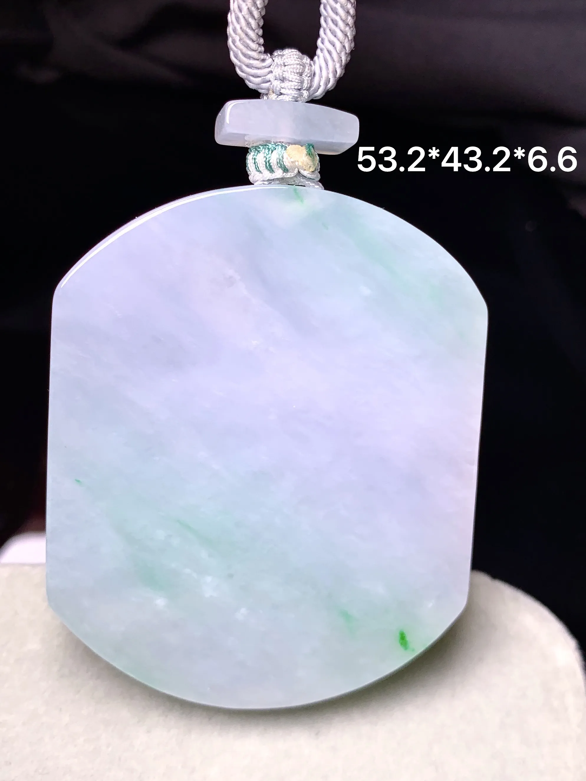 飘绿无事牌吊坠 玉质细腻 色泽艳丽清新 整体尺寸53.2*42.2*6.6