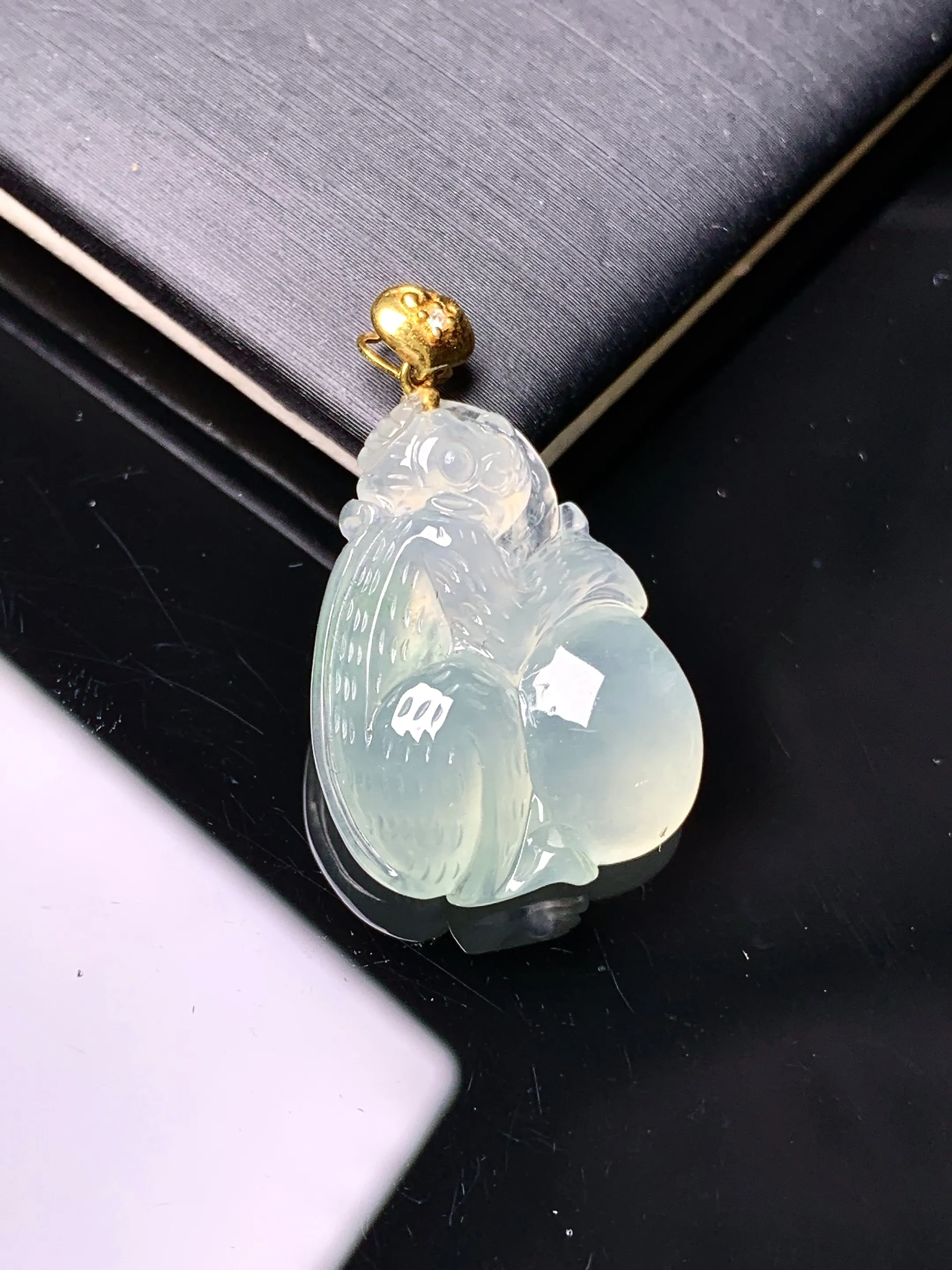 18k金镶嵌冰种灵猴献寿吊坠 玉质细腻 色泽艳丽清新 整体尺寸28*17*5.8