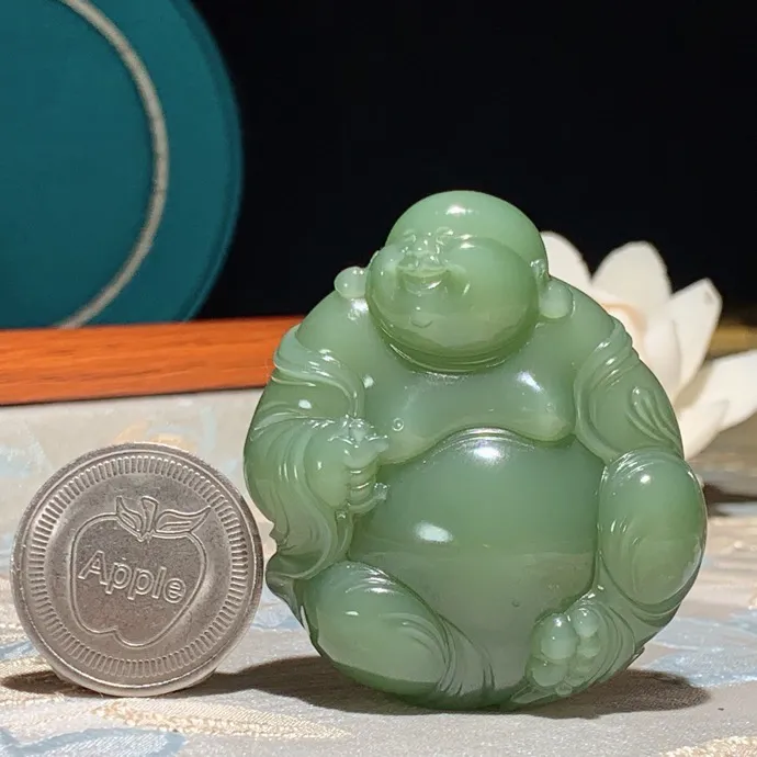 收藏级！和田玉粉青俄罗斯碧玉佛引福来把件 尺寸51/44/14重48克。无裂无杂无结构 玉质细腻油润。手推出油品相大气。250109