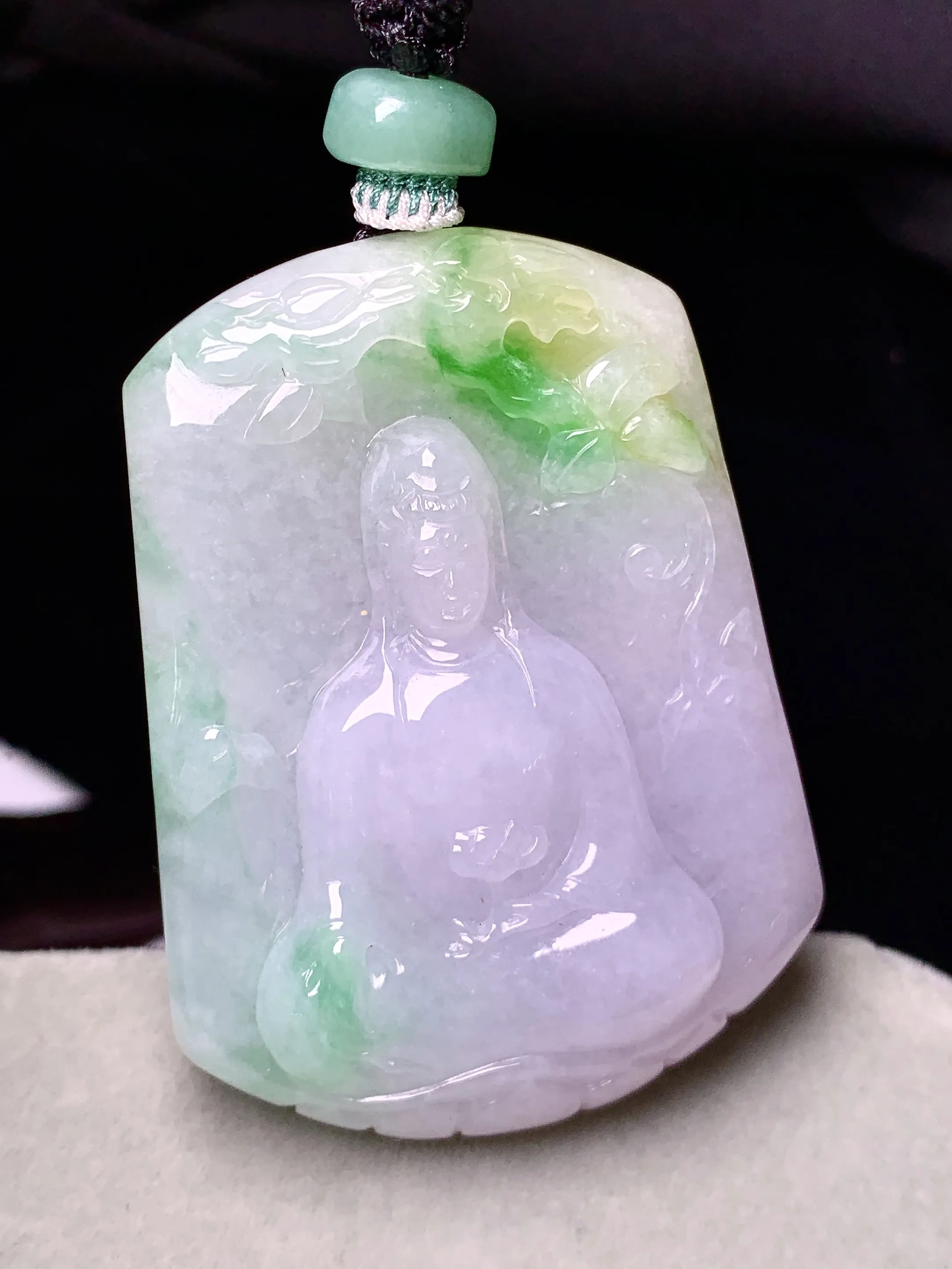 飘黄绿观音菩萨吊坠 玉质细腻 色泽艳丽清新 整体尺寸54.2*40.8*9.8