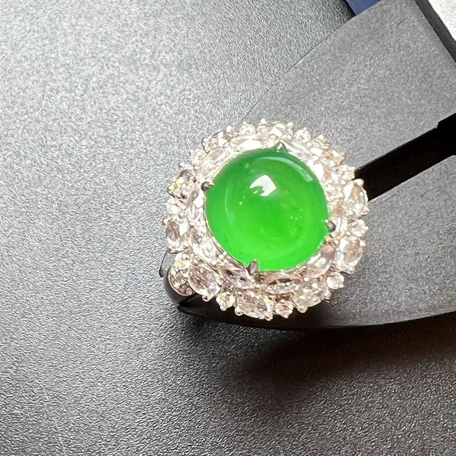 老坑辣绿戒指种起光，饱满，整体尺寸16.3*15.9*15.1裸石尺寸9.6*9*6.3