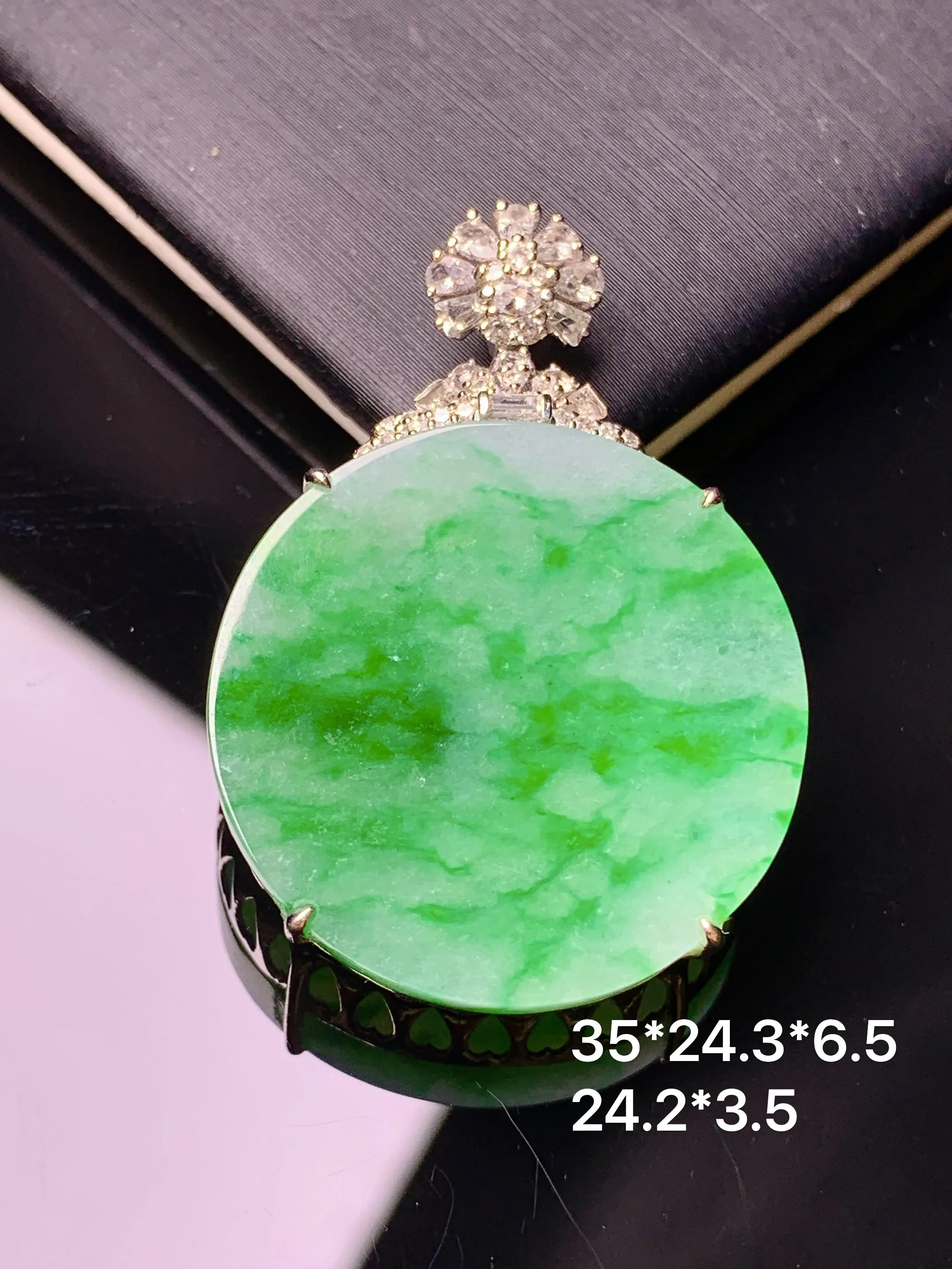 18k金钻镶嵌飘绿圆牌吊坠 玉质细腻 色泽艳丽清新 整体尺寸35*24.3*6.5