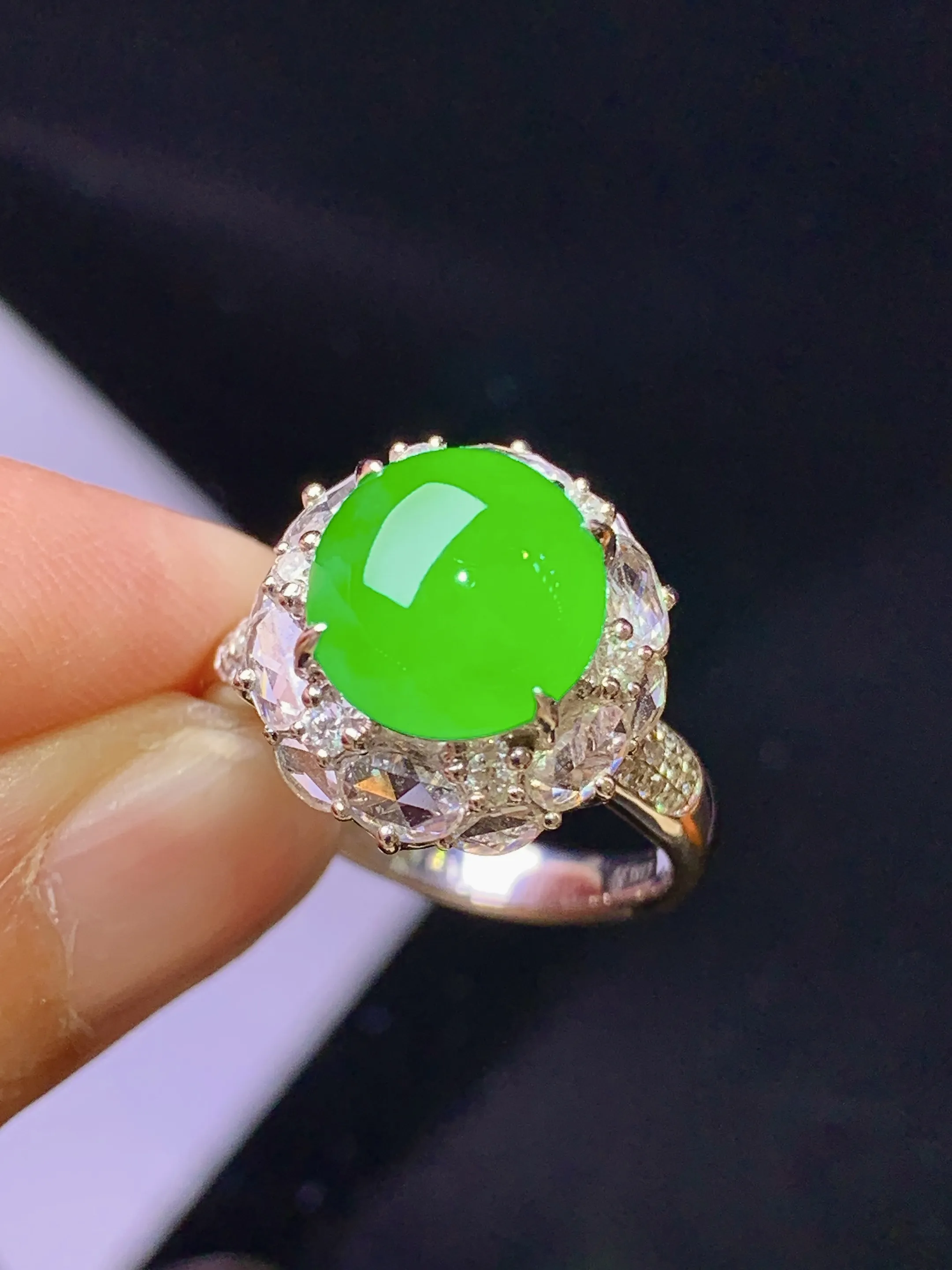 18k金钻镶嵌满绿蛋面戒指 玉质细腻 色泽艳丽清新 圈口14 整体尺寸15*14*12.3