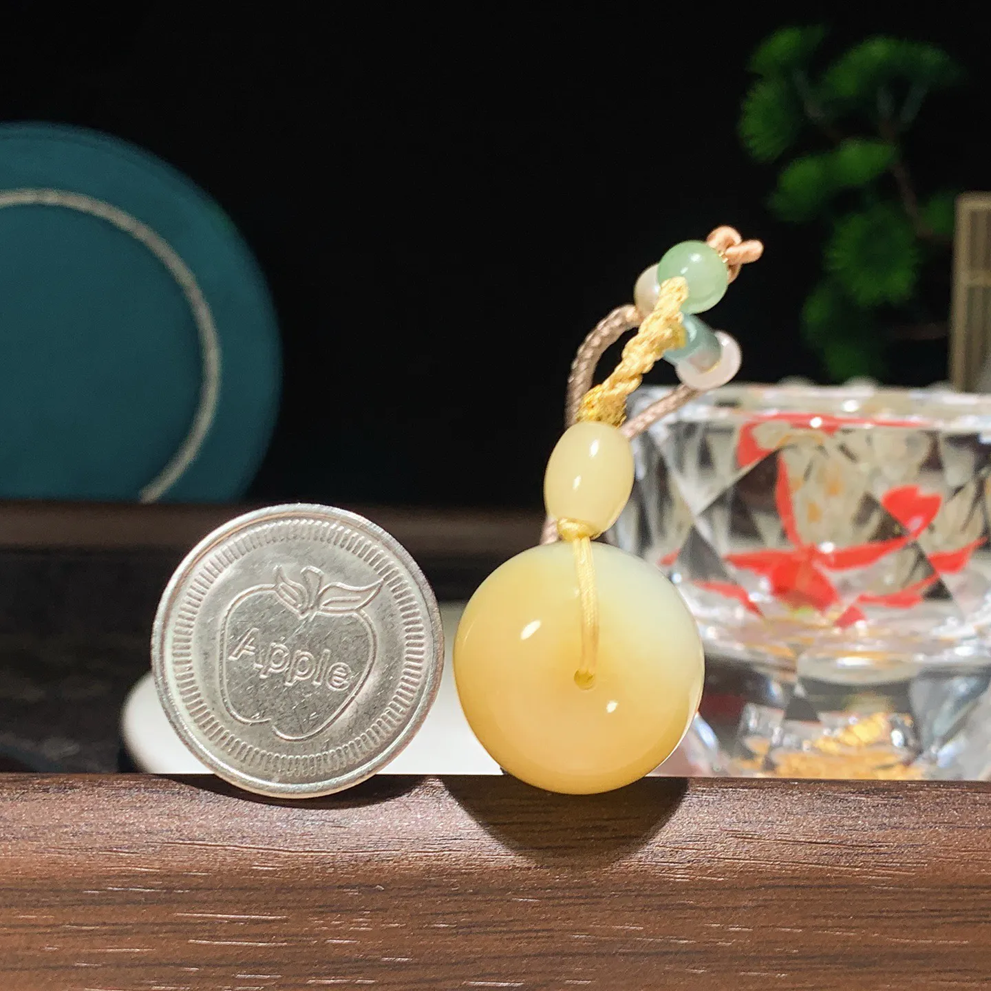 新疆和田玉且末糖平安扣挂件 尺寸22/18重18.5克。玉质细腻油润。手推出油品相大气。250109