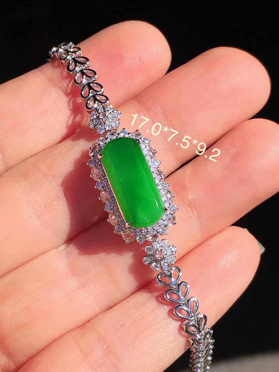 阳绿无事牌手链，色泽均匀艳丽，玉质细腻，荧光感超
强，饱满圆润，尽显优雅气质，18k
金豪华镶嵌