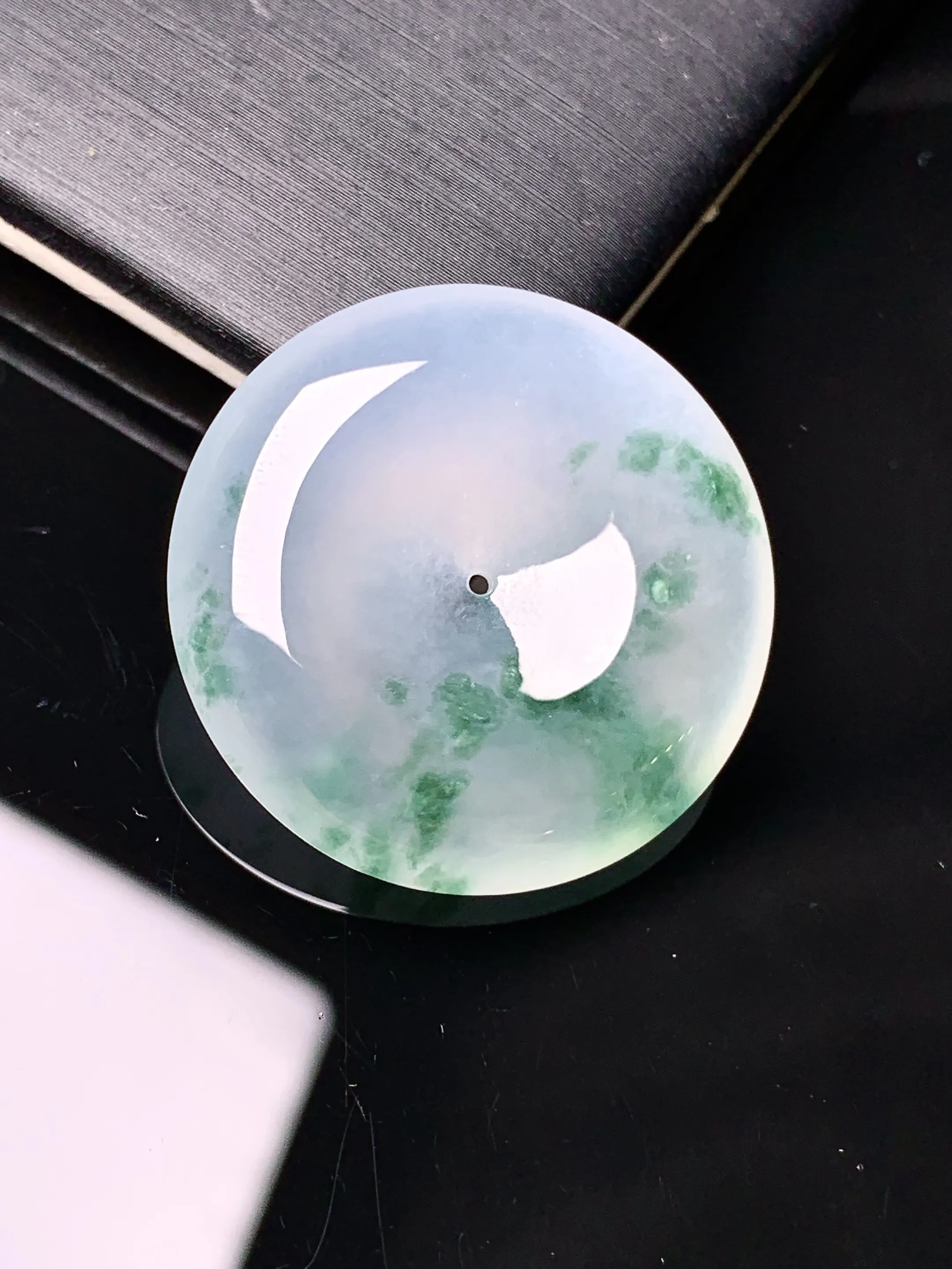 冰种飘绿平安扣吊坠 玉质细腻 色泽艳丽清新 整体尺寸26.5*6