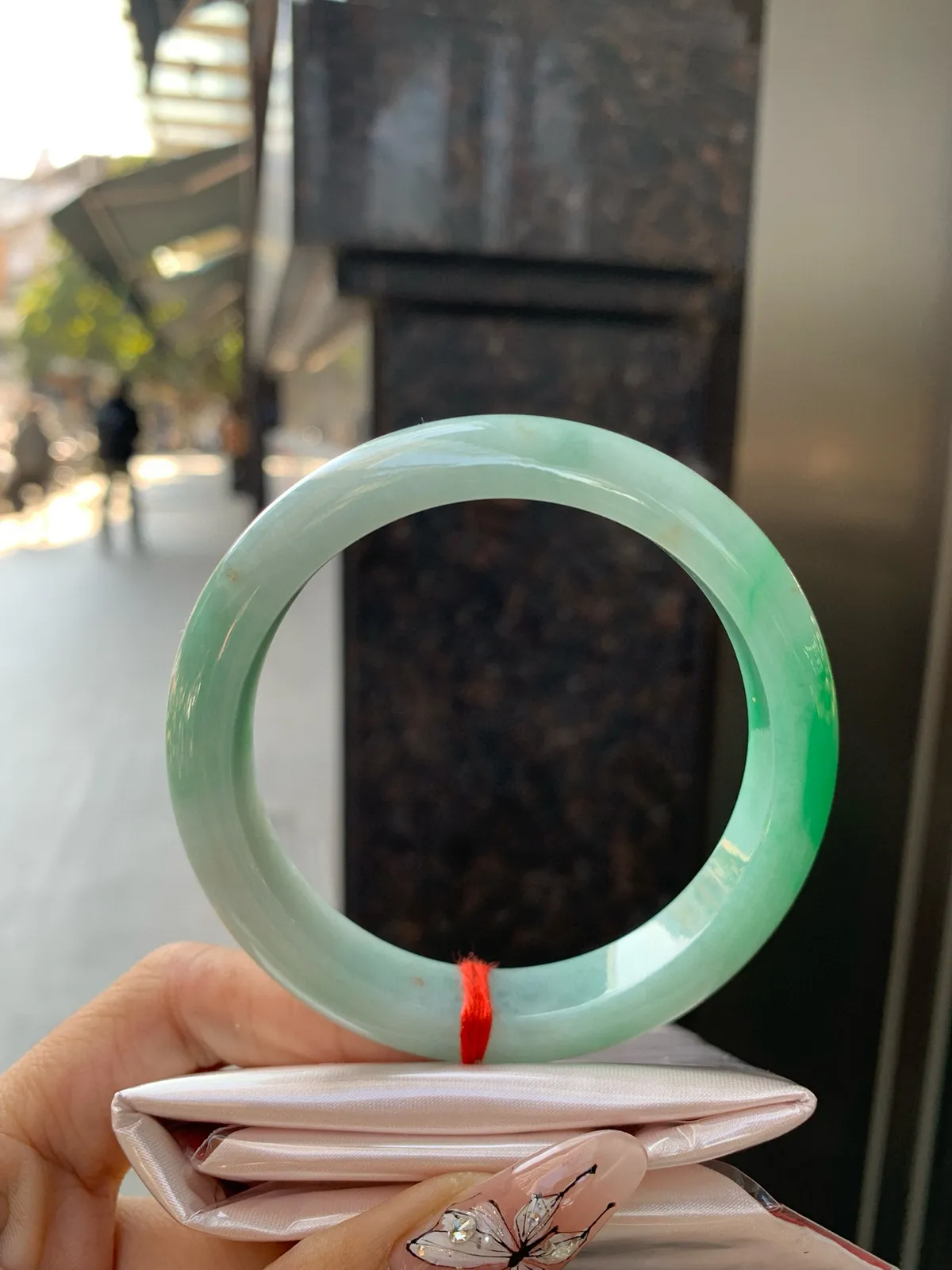 白底青正圈
59-8.2-12.2
打灯细纹，底妆水润细腻，洒金，半截甜阳翠色肆意流淌，娇艳欲滴，半山半水，宛如春日里的繁华盛景