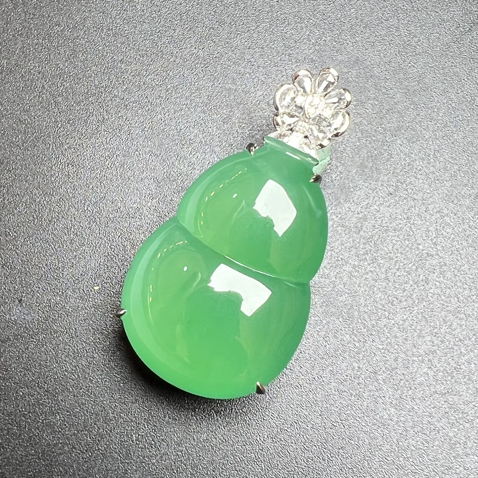 满色大葫芦底装干净，均匀起光，整体尺寸38.5*19.6*12.9 裸石尺寸28.2*19.6*8.255