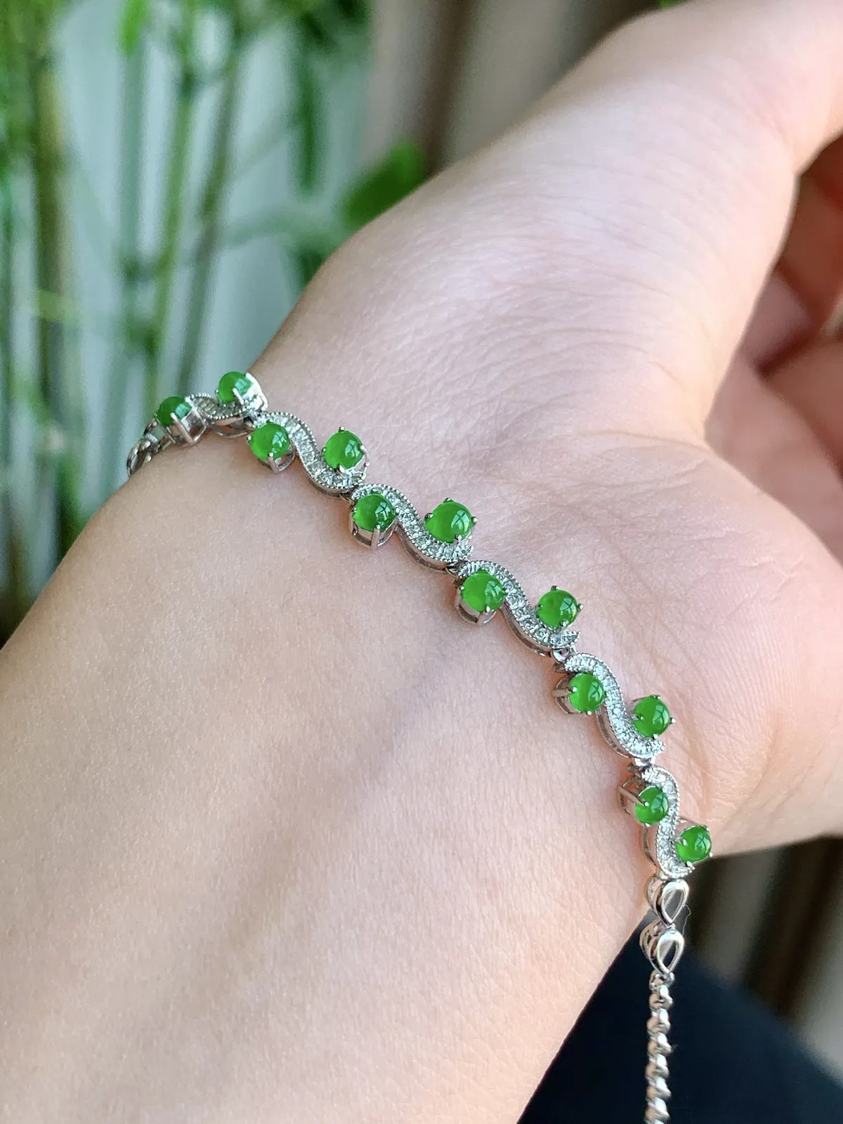 冰阳绿蛋面手链
18k金镶嵌 完美 性价比高  
裸石：2.4-1.7