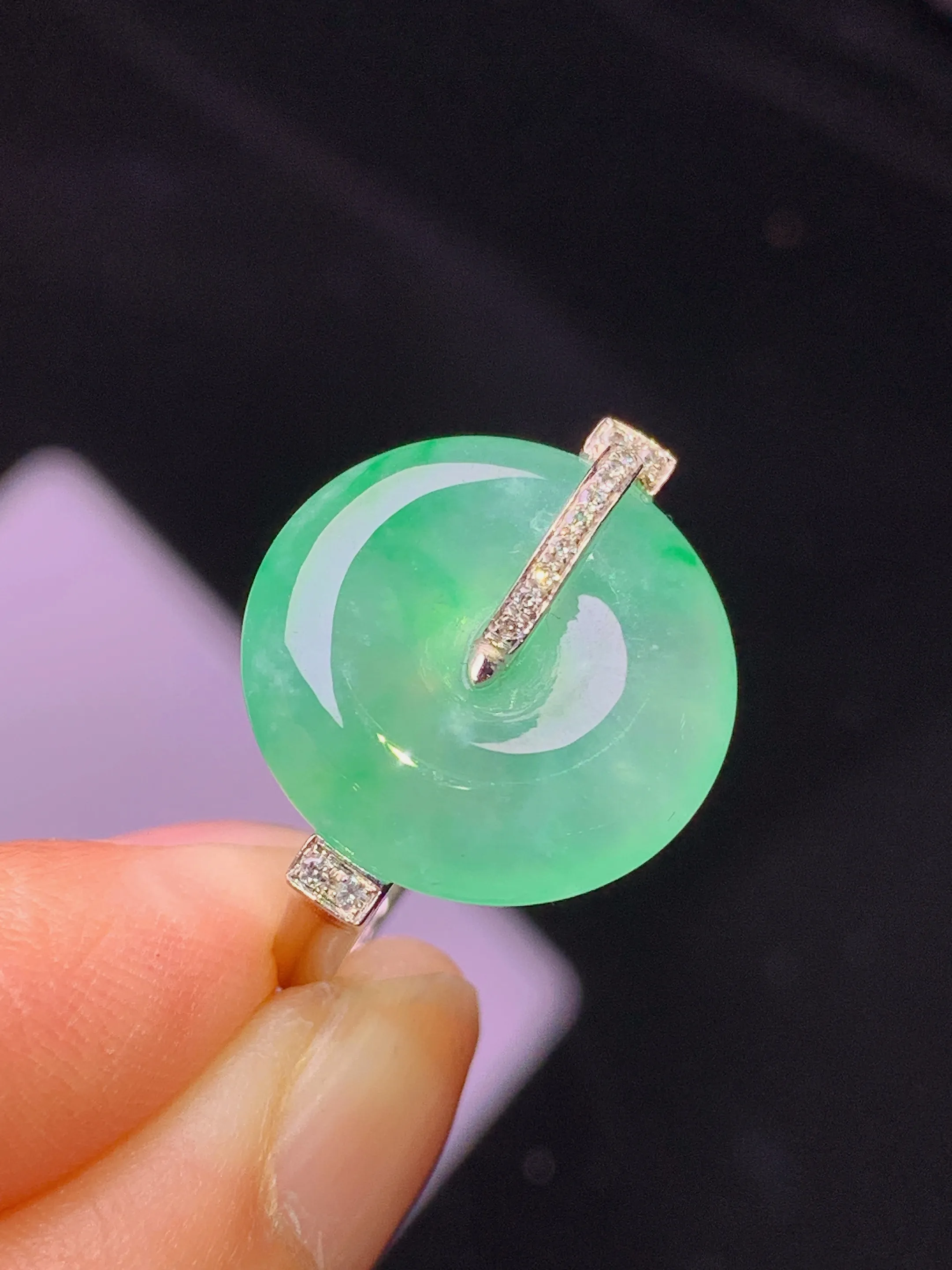 18k金钻镶嵌翠绿平安扣戒指 玉质细腻 色泽艳丽清新 圈口14.5 整体尺寸15.8*5.2