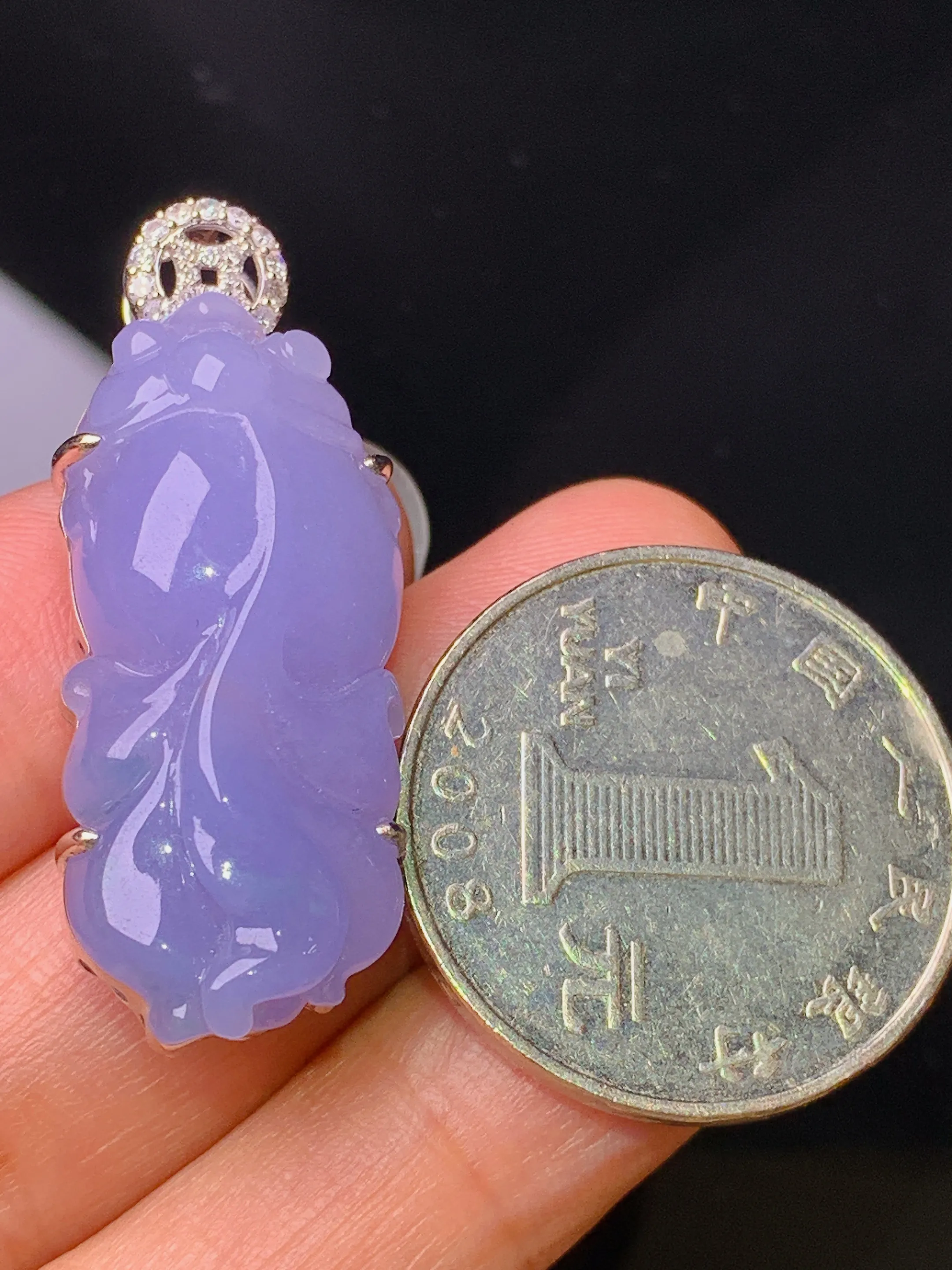 18k金钻镶嵌紫罗兰金鱼吊坠 玉质细腻 色泽艳丽清新 整体尺寸37.6*14.3*8.6