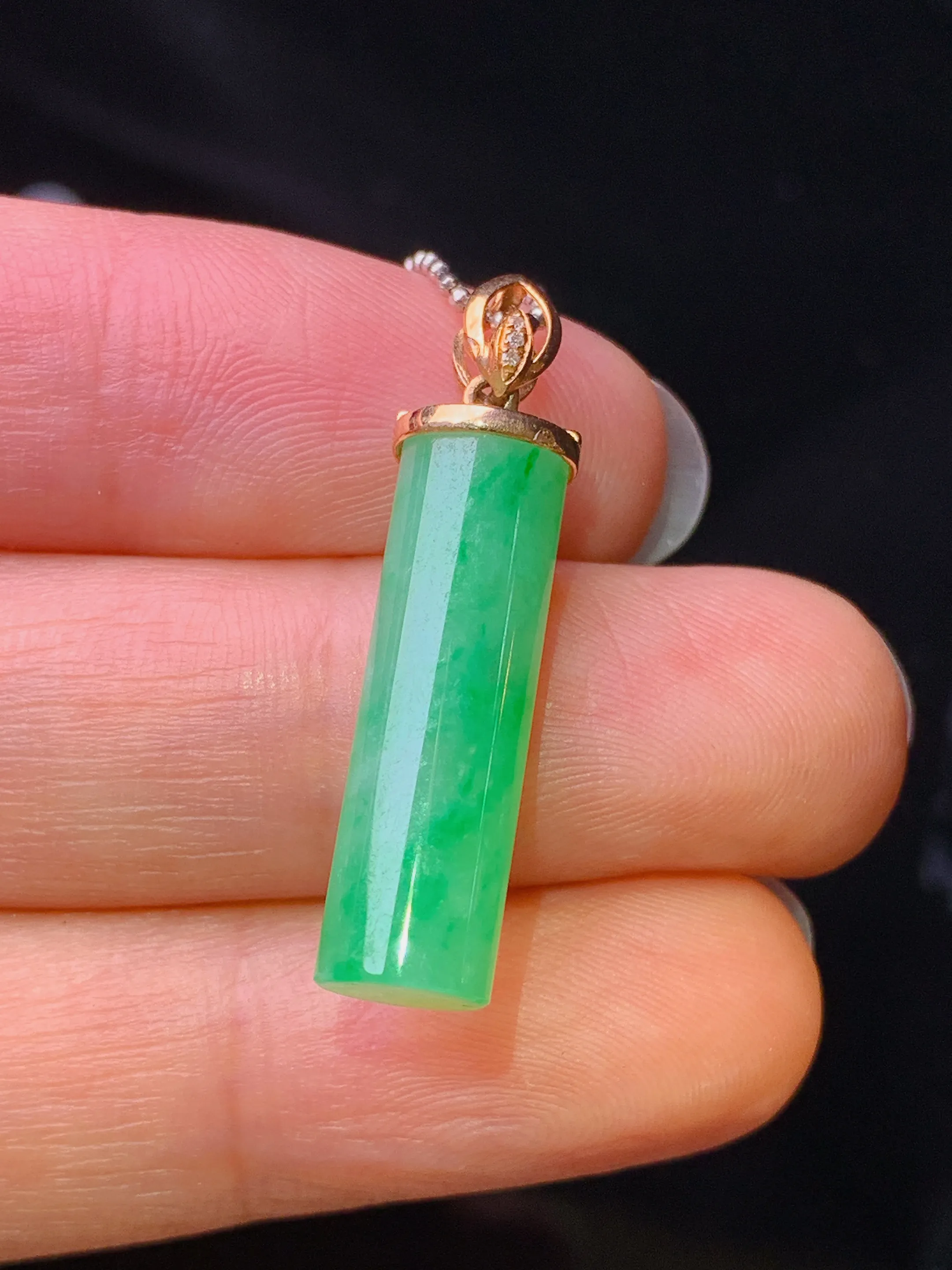 18k金镶嵌翠绿玉柱吊坠 玉质细腻 色泽艳丽清新 整体尺寸28.6*6.6*5.5