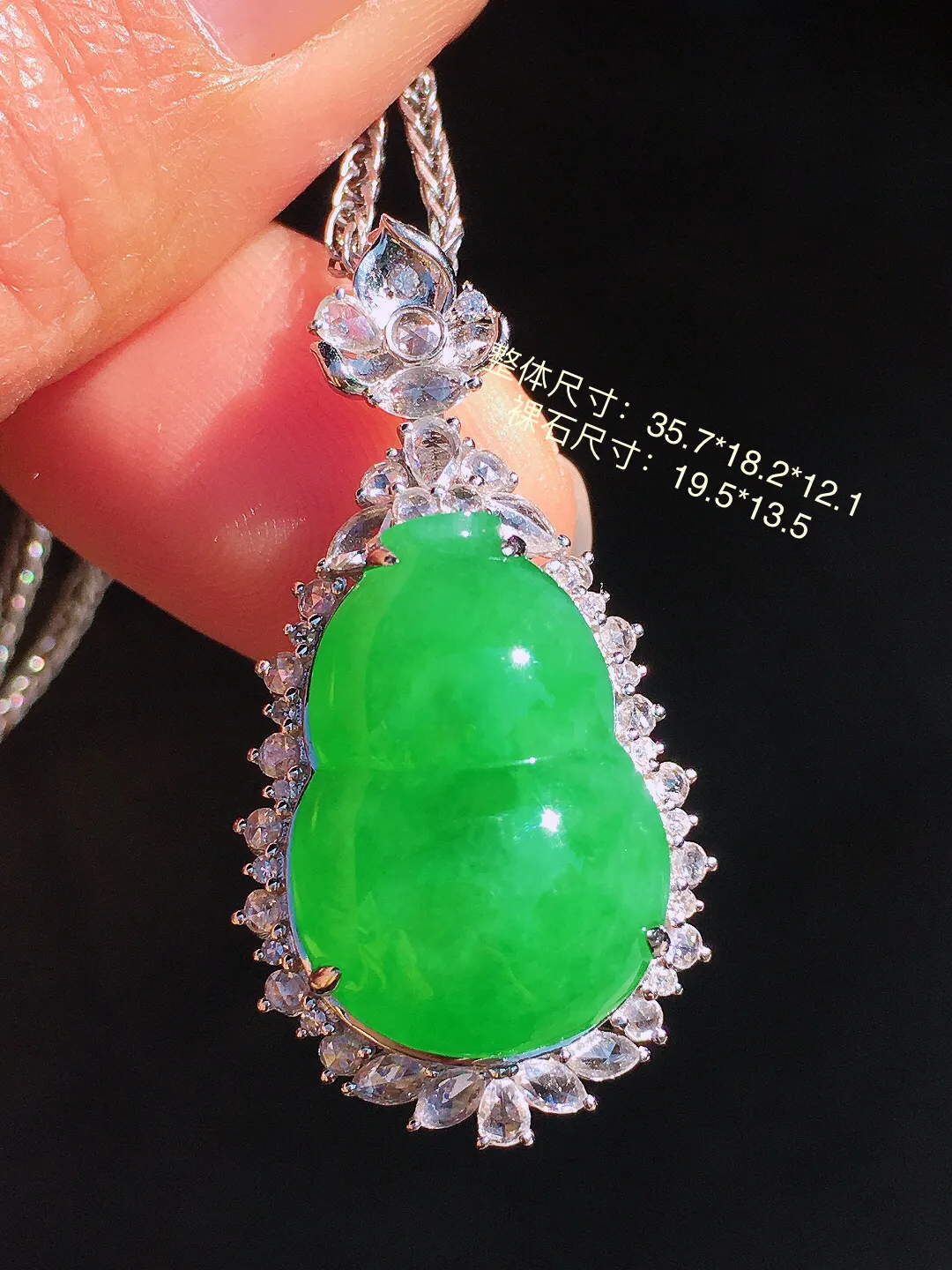 阳绿葫芦吊坠，色泽均匀艳丽，玉质细腻，荧光感超
强，饱满圆润，尽显优雅气质，18k
金豪华镶嵌