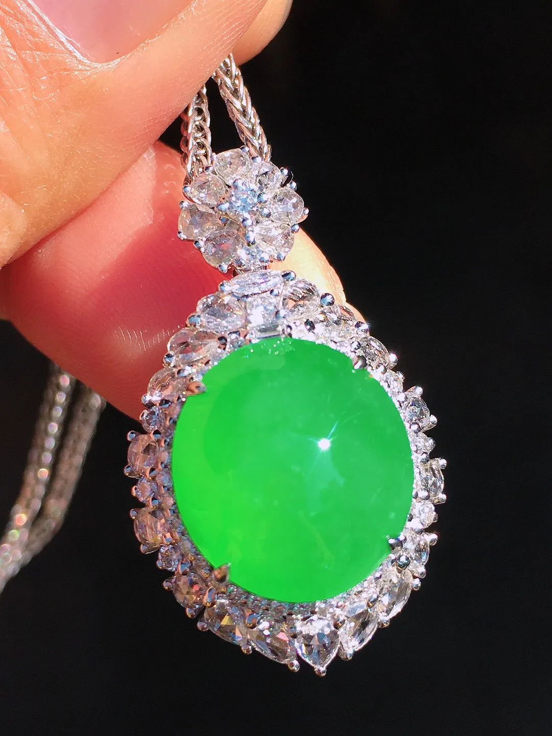 阳绿蛋面吊坠，色泽均匀艳丽，玉质细腻，荧光感超
强，饱满圆润，尽显优雅气质，18k
金豪华镶嵌