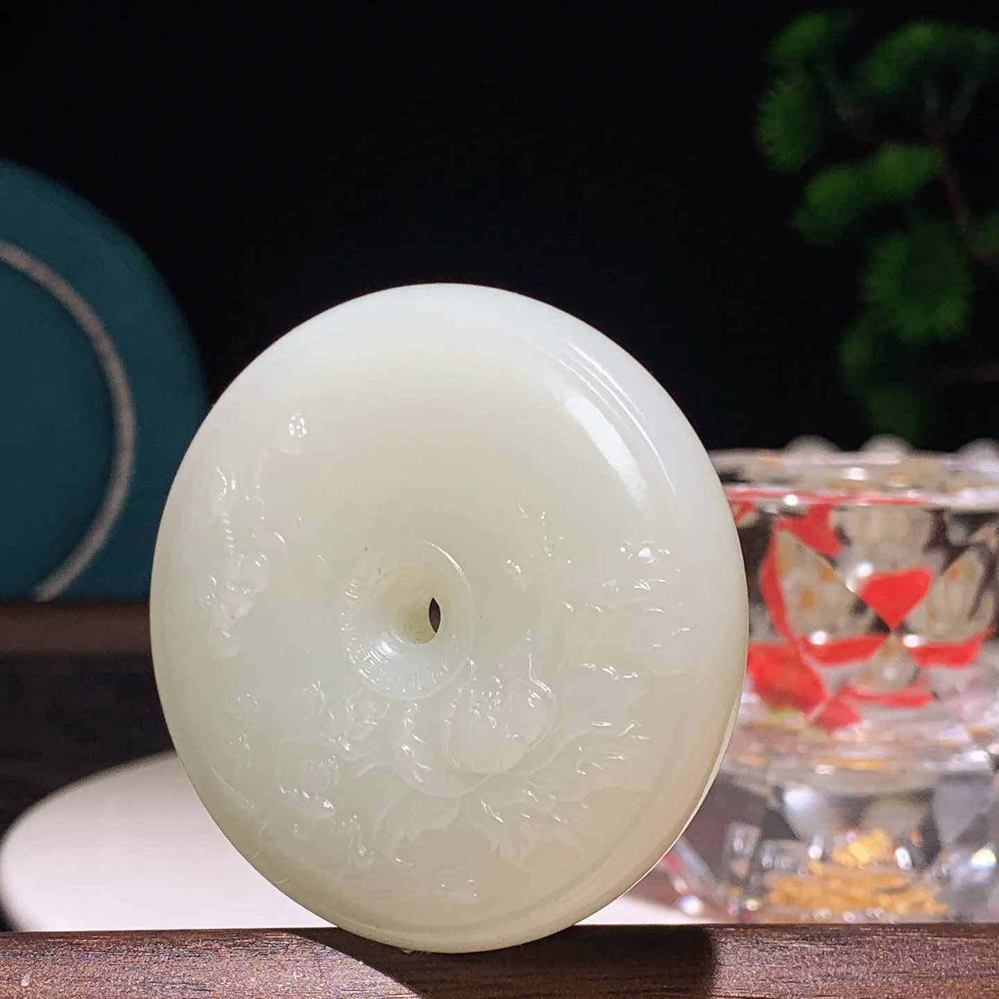 和田玉白玉花开富贵平安扣挂件 尺寸50/10重48克。玉质细腻油润。手推出油品相大气。250109