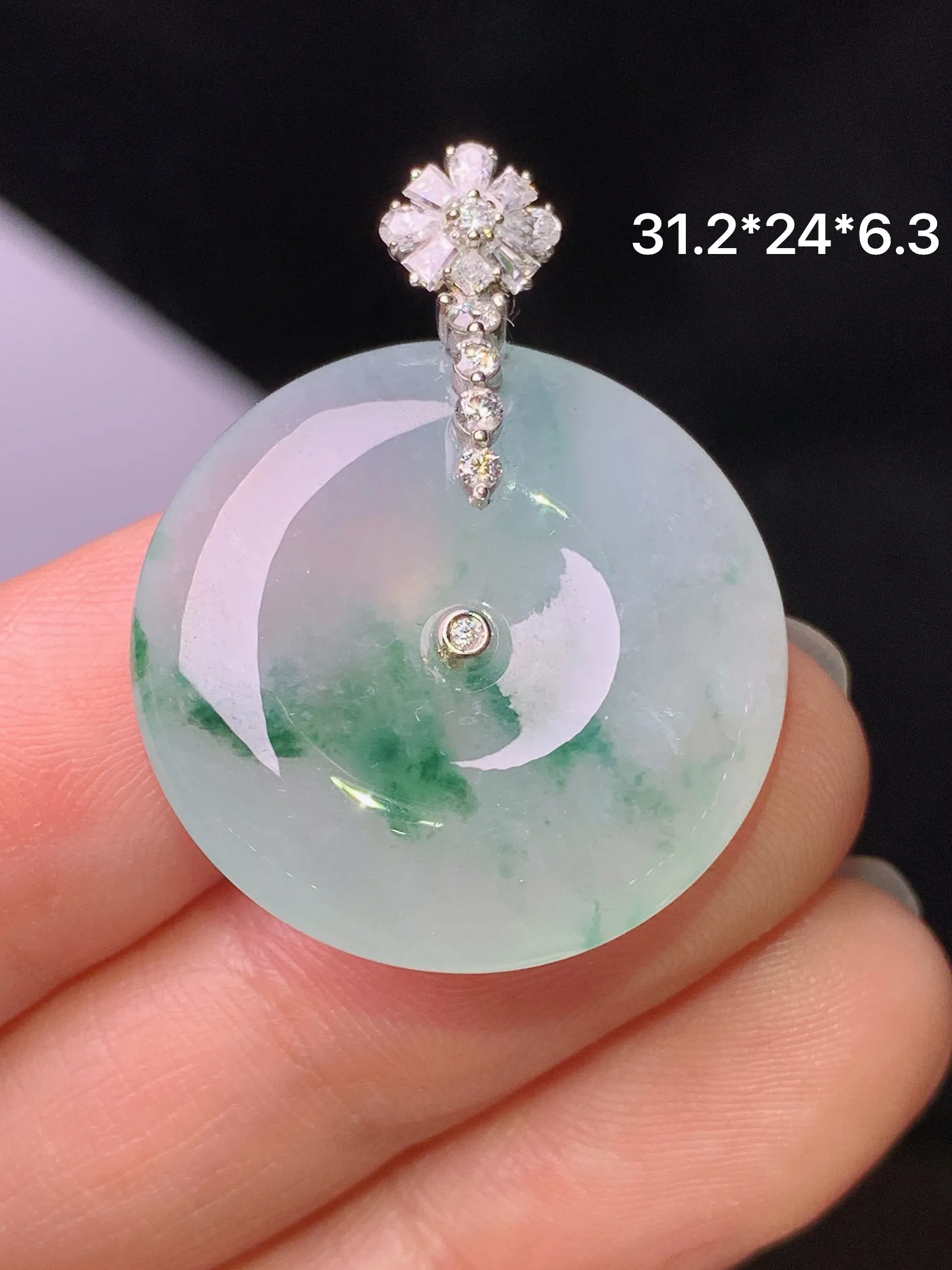 18k金莫桑钻镶嵌冰种飘绿平安扣吊坠 玉质细腻 色泽艳丽清新 整体尺寸31.2*24*6.3