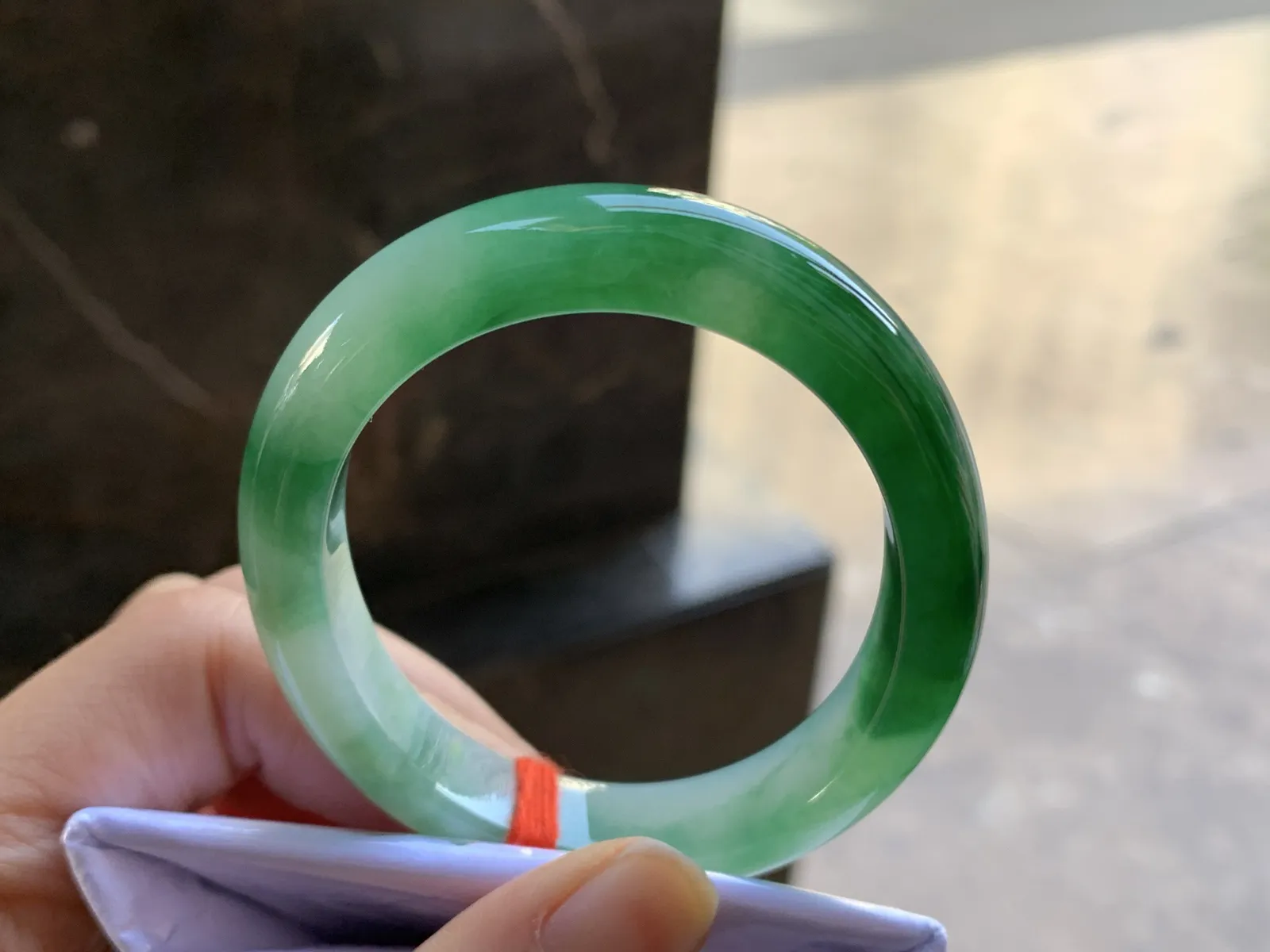 53-11.5-8

辣绿色贵妃手镯^_^浓郁 鲜艳 正圈51可以带