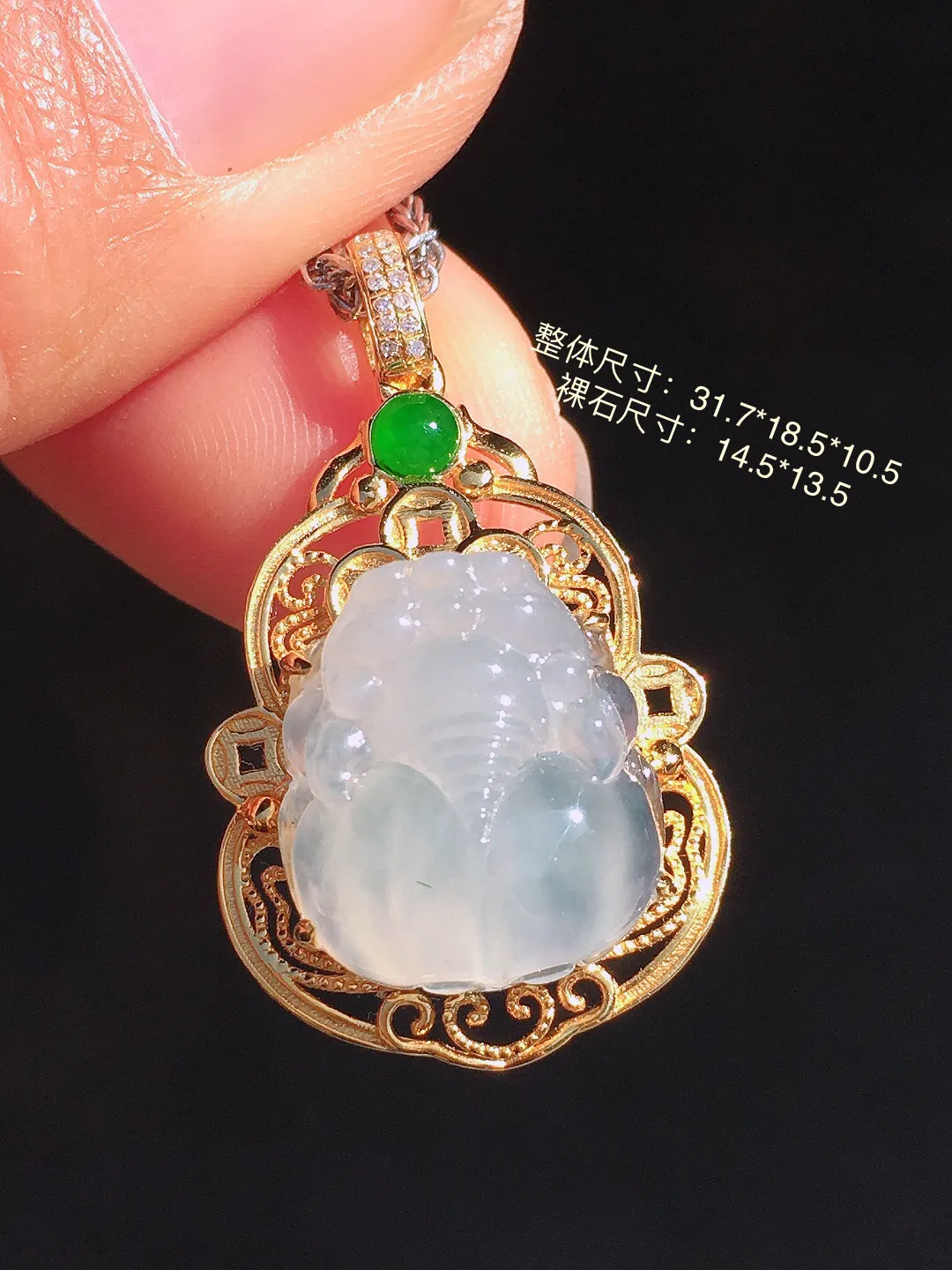 冰种貔貅吊坠，玉质细腻，荧光感超
强，饱满圆润，尽显优雅气质，18k
金豪华镶嵌