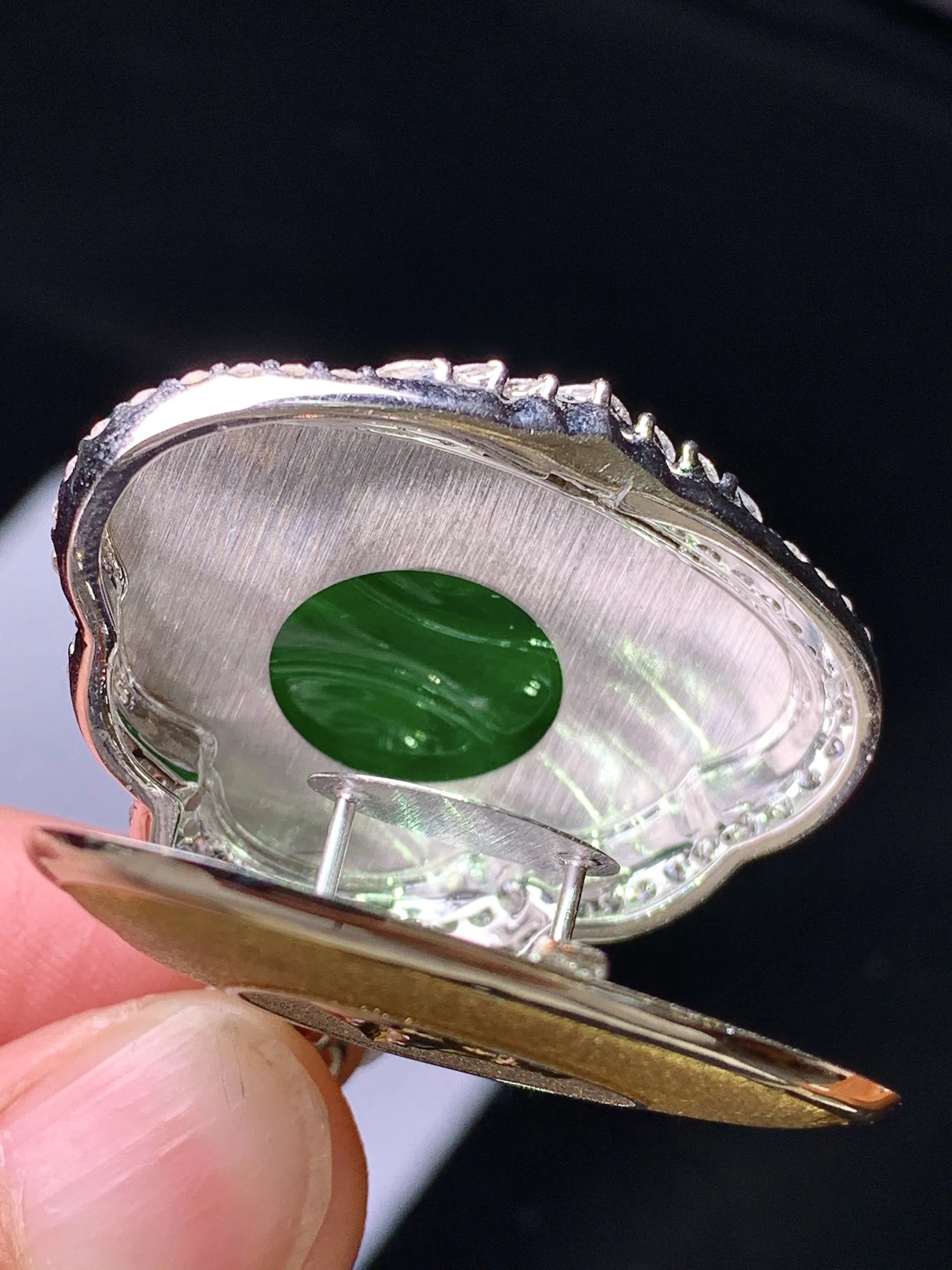 18k金钻镶嵌满绿佛公吊坠 玉质细腻 色泽艳丽清新 整体尺寸37.3*34.3*11.5