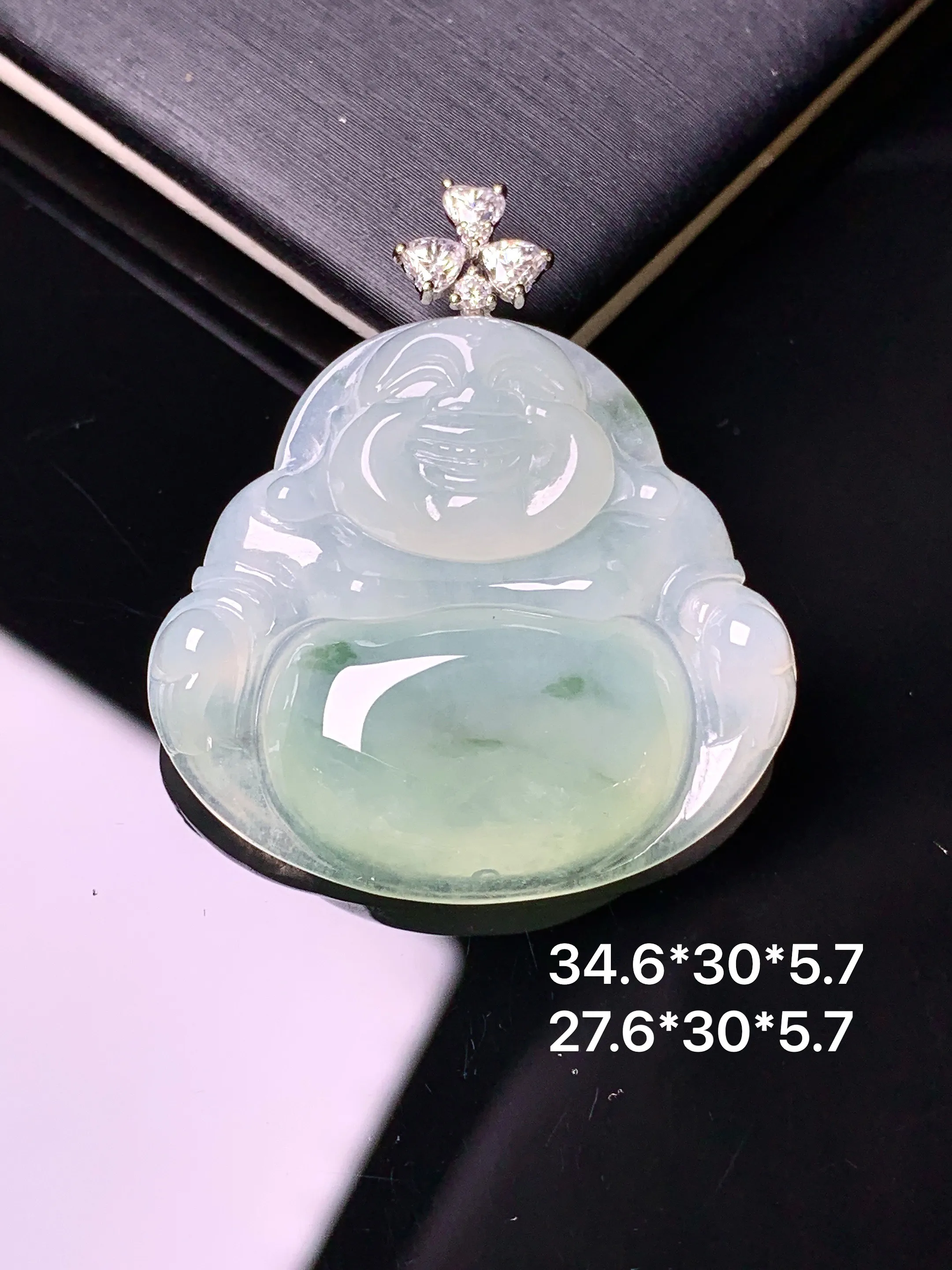 18k金莫桑钻镶嵌飘绿佛公吊坠 玉质细腻 色泽艳丽清新 整体尺寸34.6*30*5.7