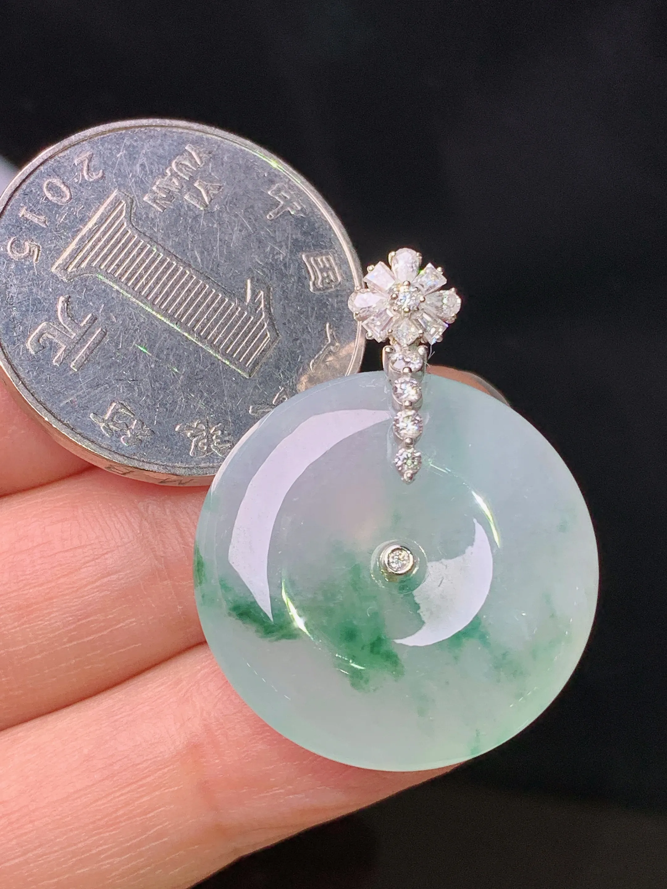 18k金莫桑钻镶嵌冰种飘绿平安扣吊坠 玉质细腻 色泽艳丽清新 整体尺寸31.2*24*6.3