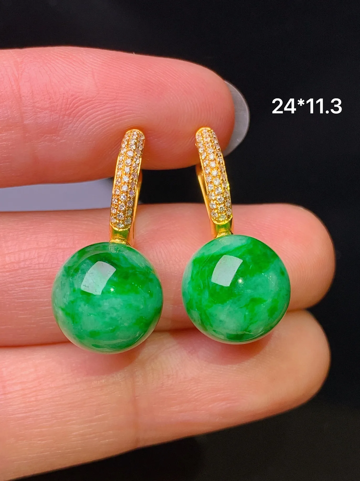 18k金钻镶嵌翠绿圆珠耳钉 玉质细腻 色泽艳丽清新 整体尺寸24*11.3