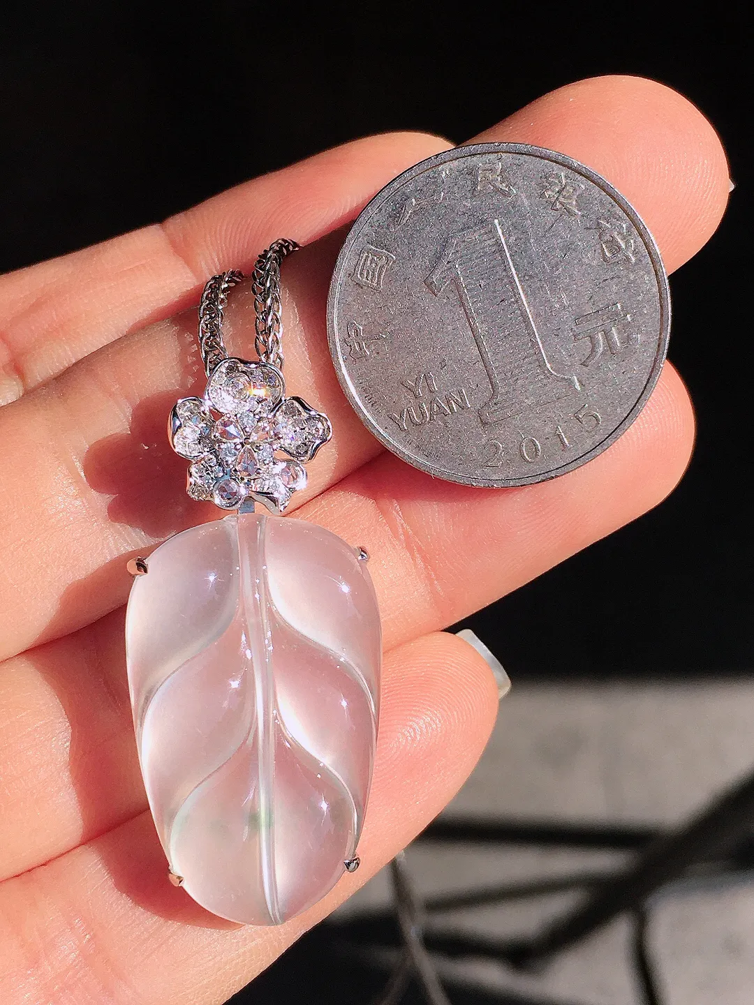 冰种玉叶吊坠，玉质细腻，荧光感超
强，饱满圆润，尽显优雅气质，18k
金豪华镶嵌