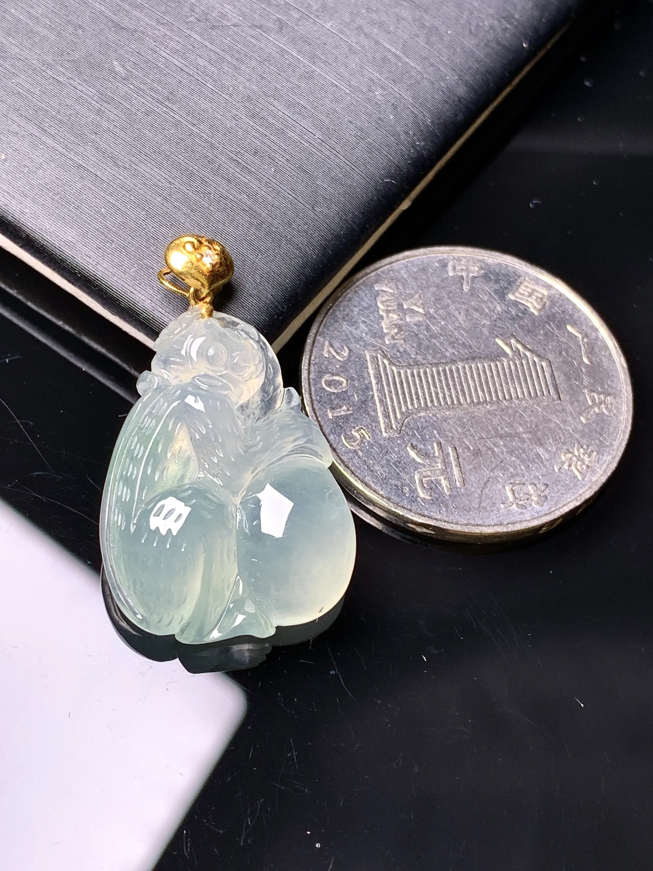 18k金镶嵌冰种灵猴献寿吊坠 玉质细腻 色泽艳丽清新 整体尺寸28*17*5.8