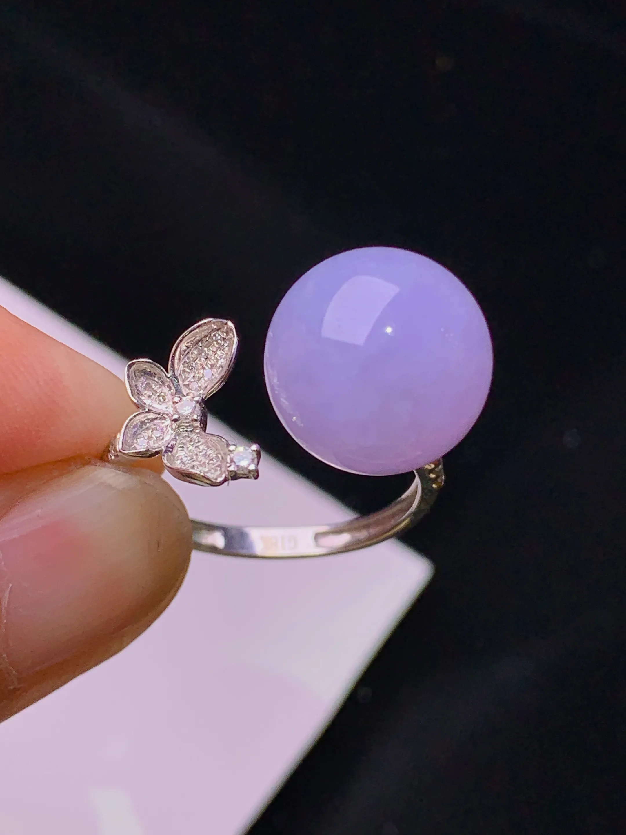 18k金钻镶嵌紫罗兰圆珠戒指 玉质细腻 色泽艳丽清新 圈口14.5 整体尺寸11.8