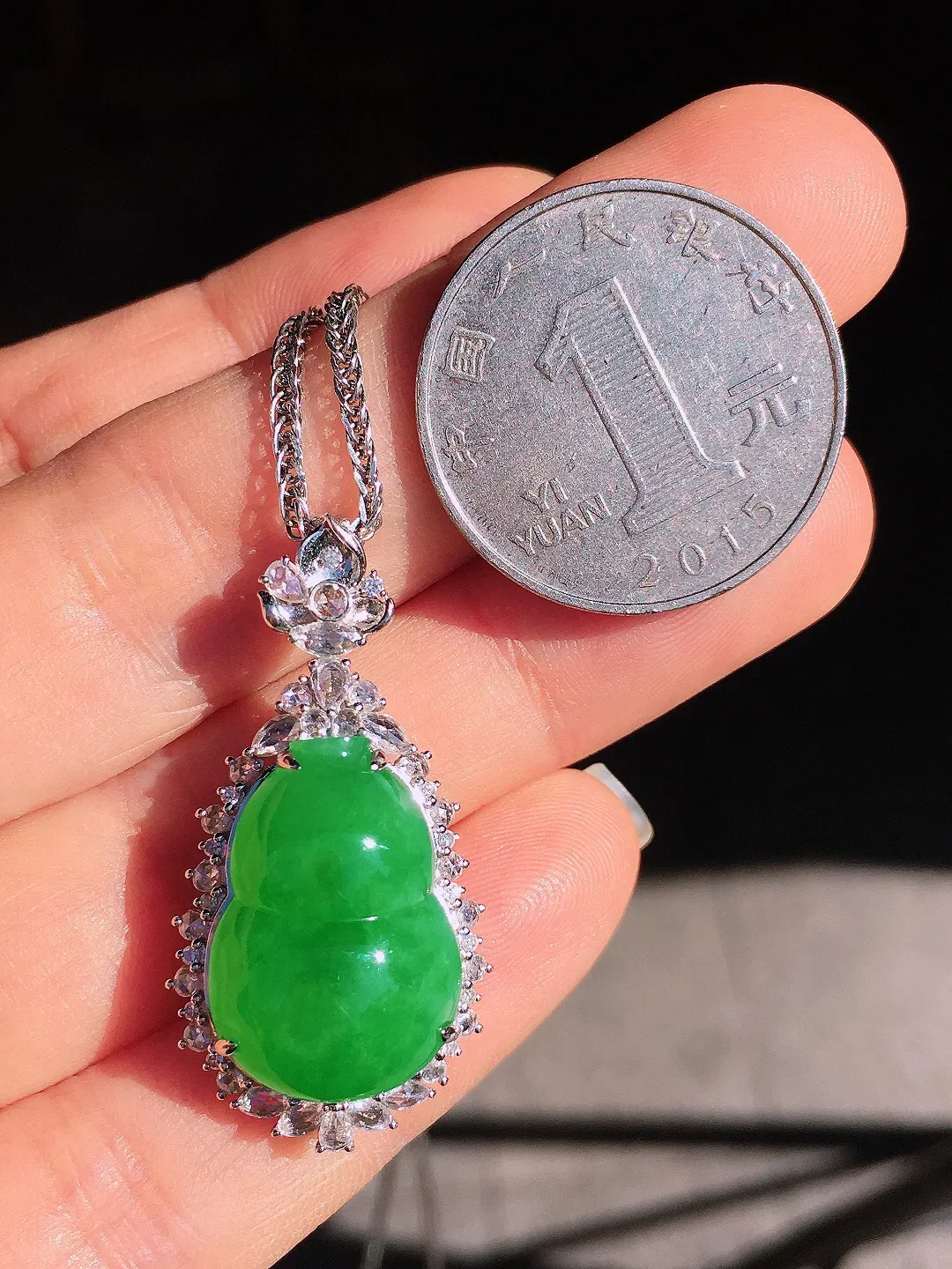 阳绿葫芦吊坠，色泽均匀艳丽，玉质细腻，荧光感超
强，饱满圆润，尽显优雅气质，18k
金豪华镶嵌