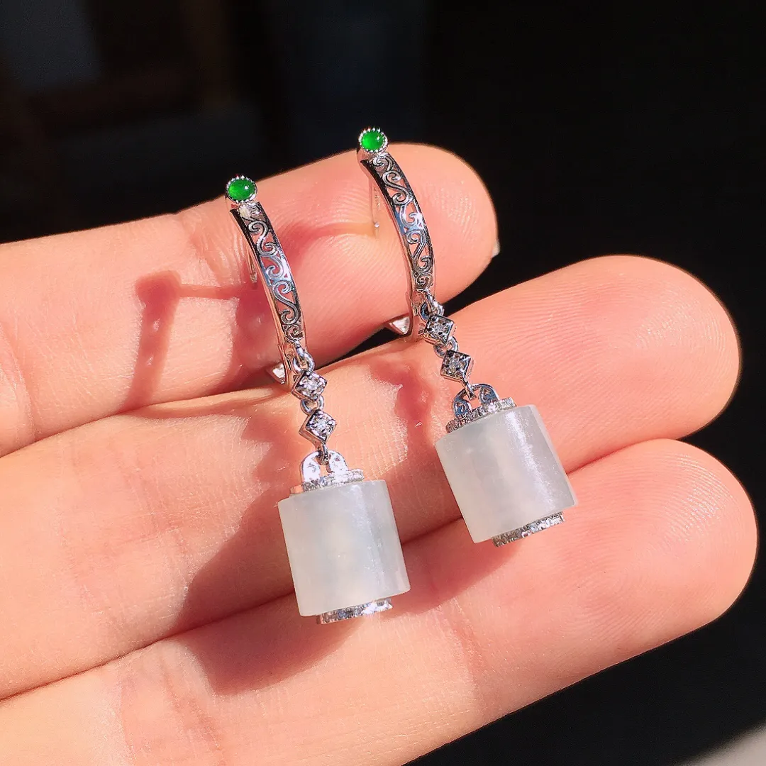 冰种路路通耳坠，玉质细腻，荧光感超
强，饱满圆润，尽显优雅气质，18k
金豪华镶嵌