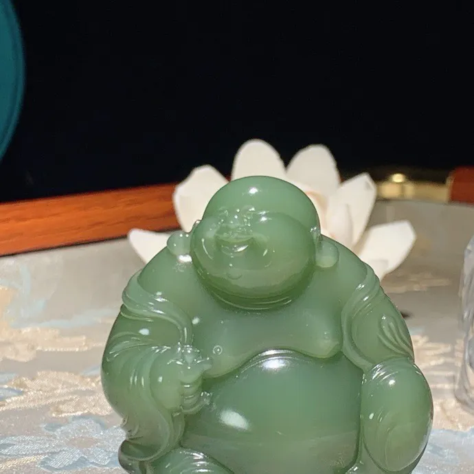 收藏级！和田玉粉青俄罗斯碧玉佛引福来把件 尺寸51/44/14重48克。无裂无杂无结构 玉质细腻油润。手推出油品相大气。250109