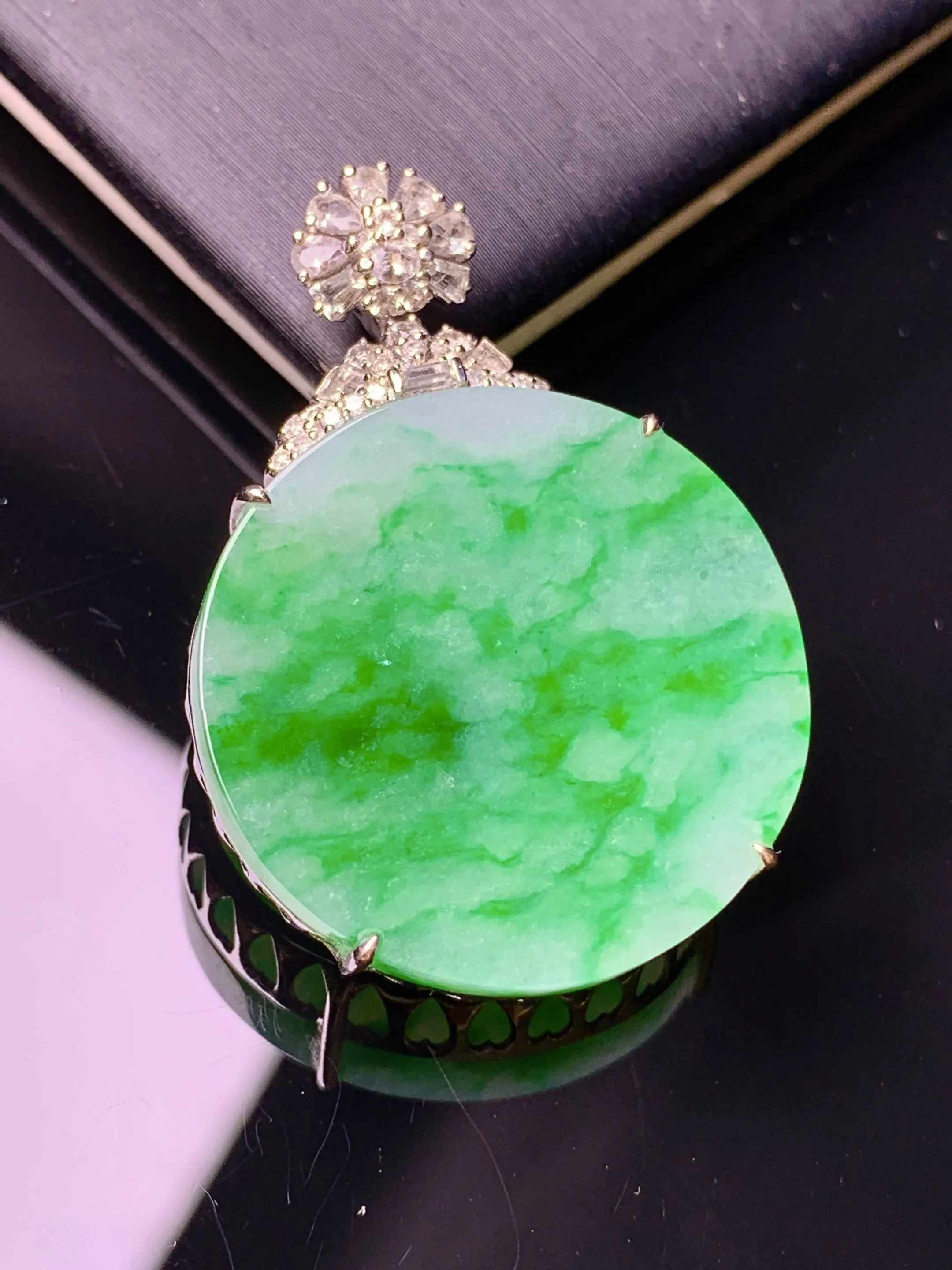 18k金钻镶嵌飘绿圆牌吊坠 玉质细腻 色泽艳丽清新 整体尺寸35*24.3*6.5