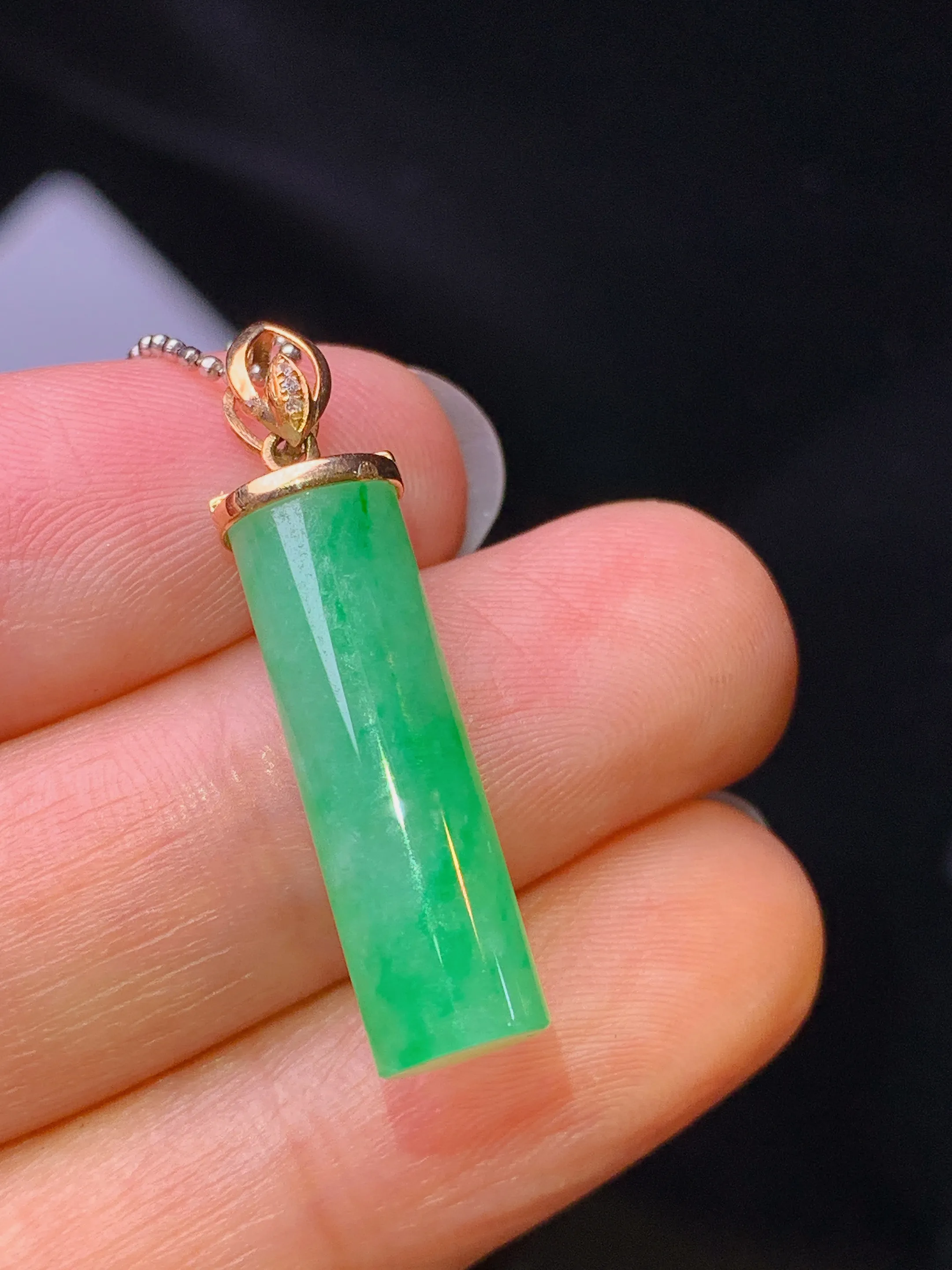 18k金镶嵌翠绿玉柱吊坠 玉质细腻 色泽艳丽清新 整体尺寸28.6*6.6*5.5