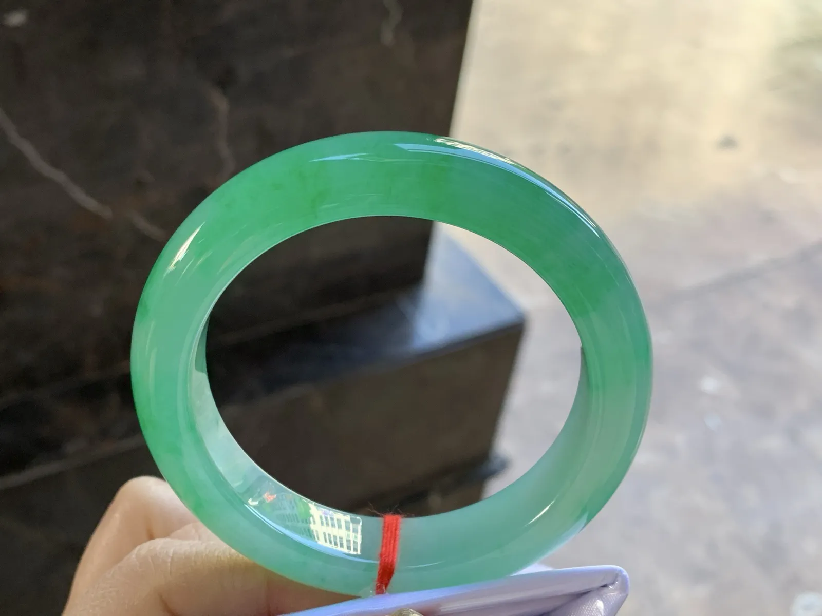 冰种飘色手镯
尺寸：57.6-13.5-10mm
有种有色 实物漂亮有品质