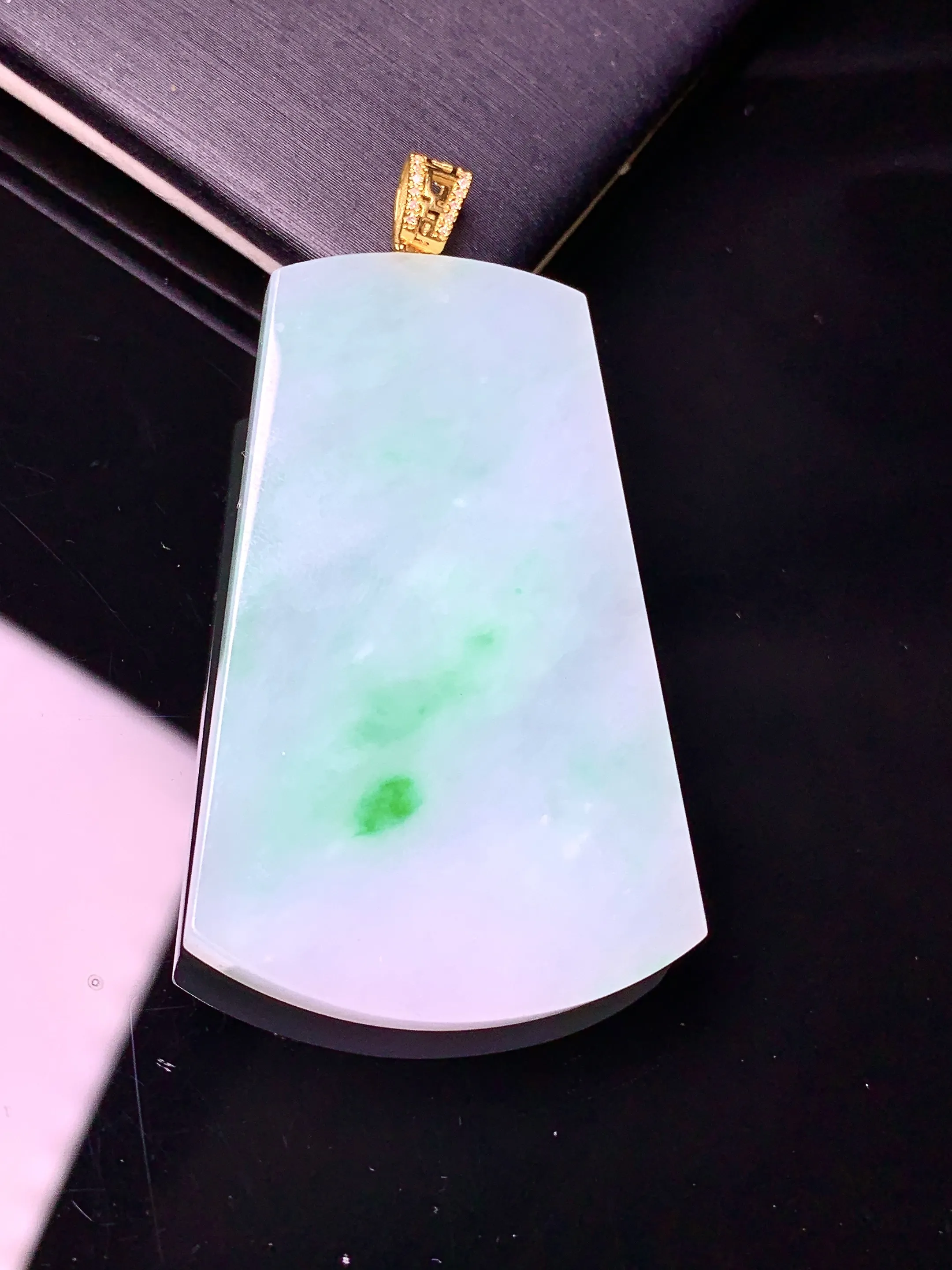 18k金镶嵌飘绿无事牌吊坠 玉质细腻 色泽艳丽清新 整体尺寸51.6*28.2*3.8