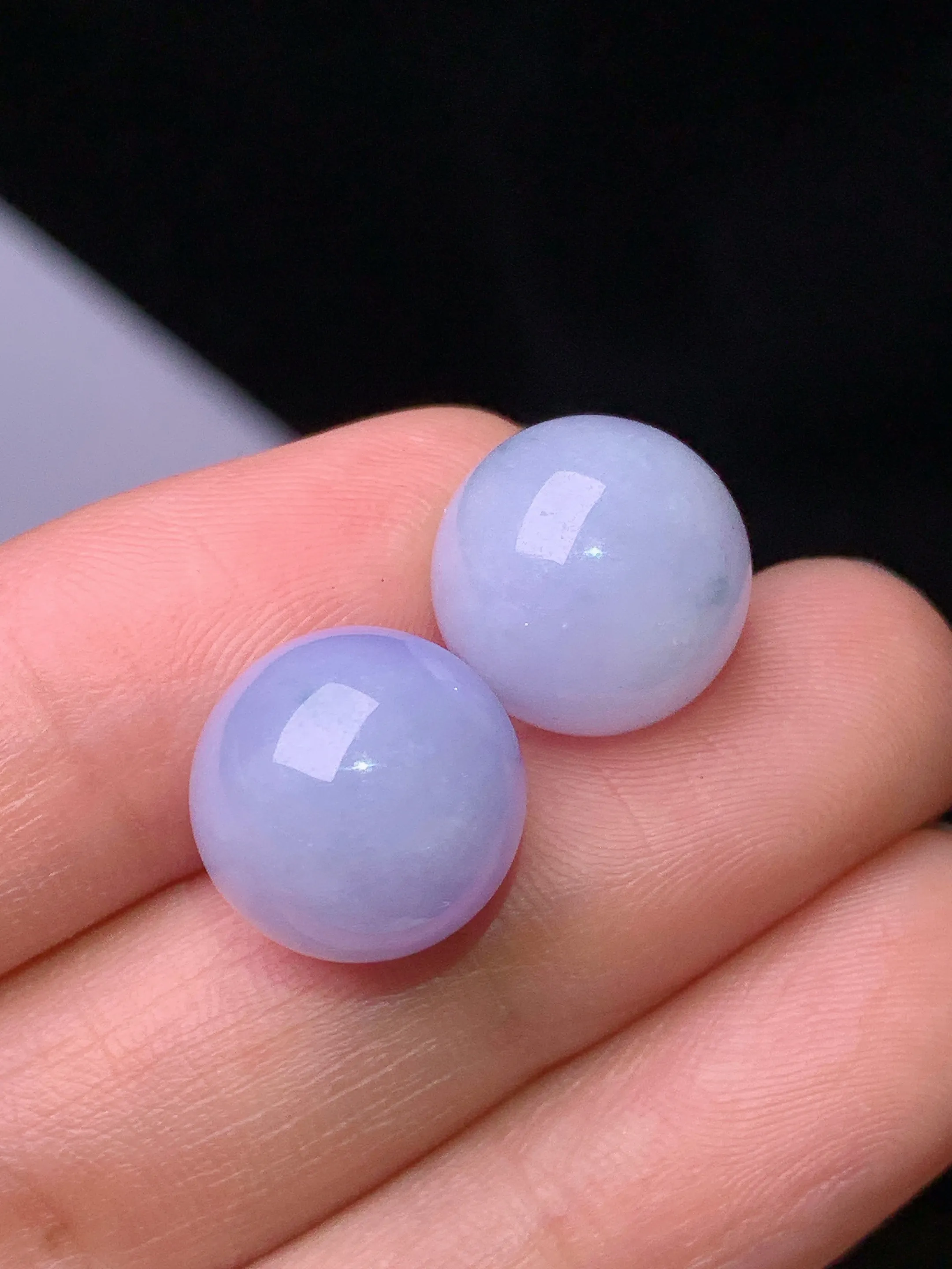 淡紫罗兰圆珠一对 玉质细腻 色泽艳丽清新 整体尺寸12.3