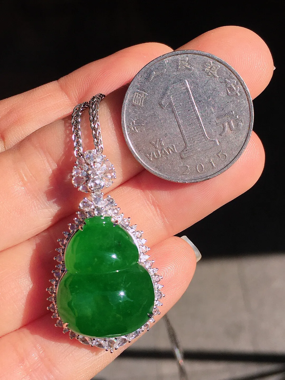 阳绿葫芦吊坠，色泽均匀艳丽，玉质细腻，荧光感超
强，饱满圆润，尽显优雅气质，18k
金豪华镶嵌