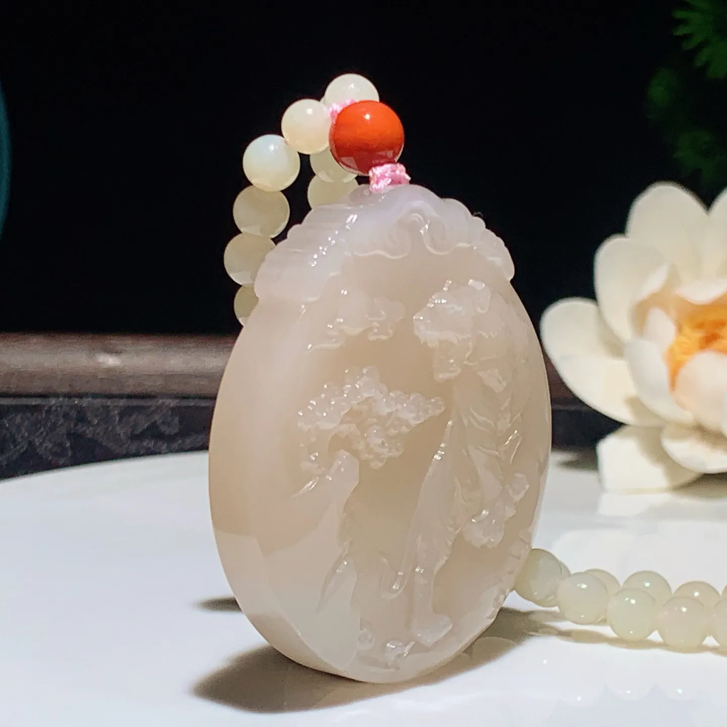 和田玉藕粉上山虎圆牌挂件。尺寸53/48/11重87克。无裂无杂无结构 玉质细腻油润。手推出油品相大气。250109