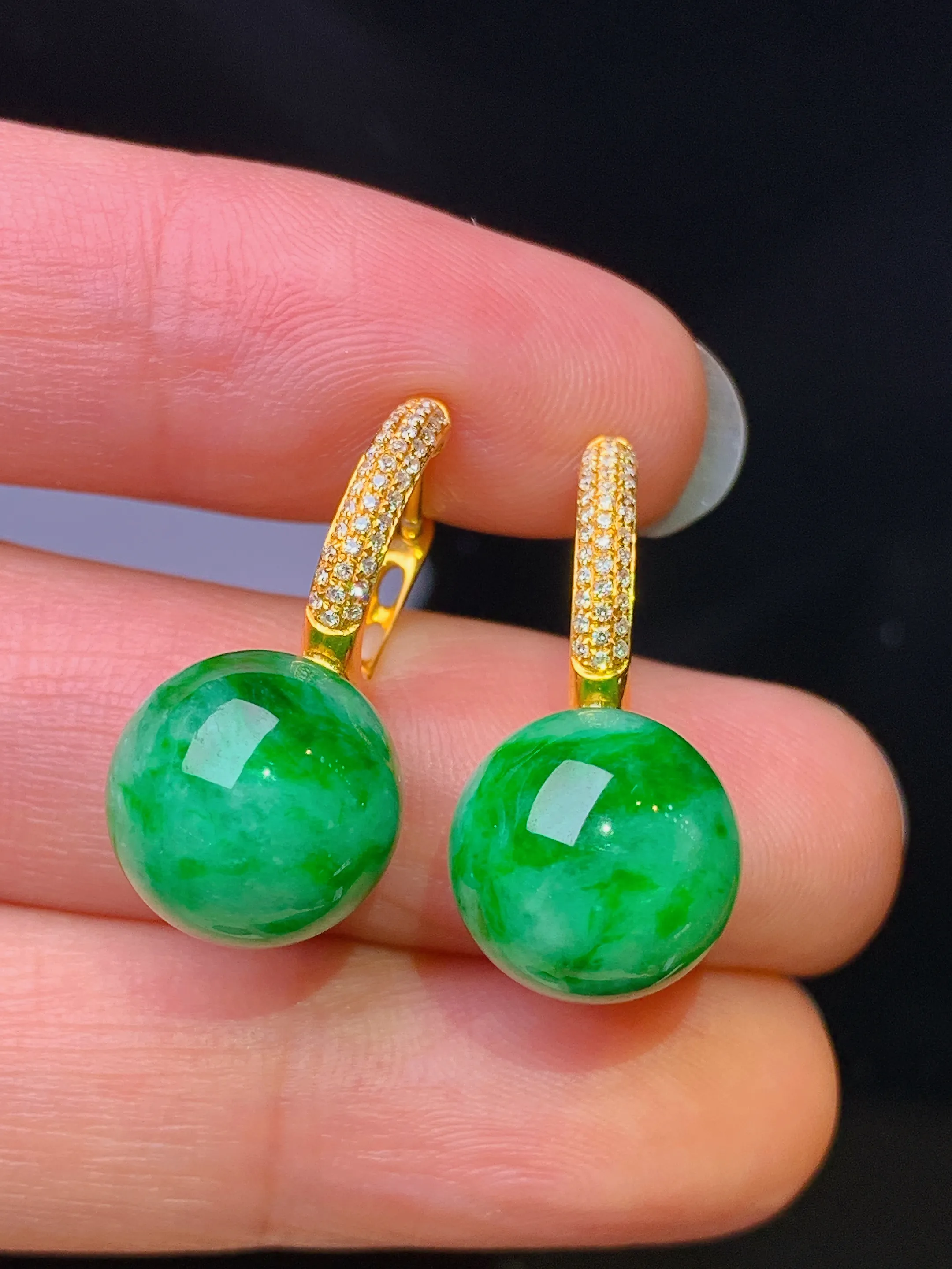 18k金钻镶嵌翠绿圆珠耳钉 玉质细腻 色泽艳丽清新 整体尺寸24*11.3