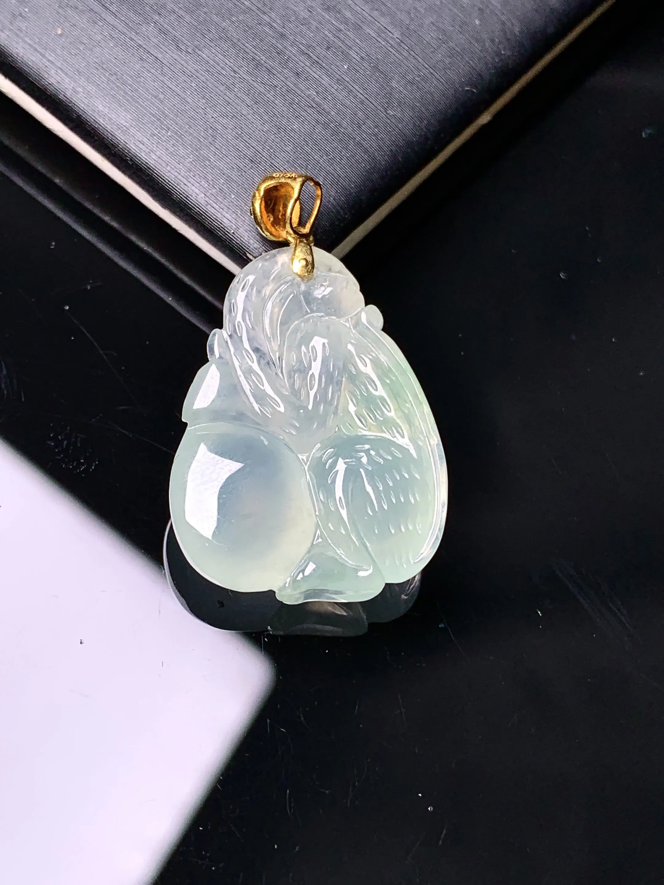 18k金镶嵌冰种灵猴献寿吊坠 玉质细腻 色泽艳丽清新 整体尺寸28*17*5.8