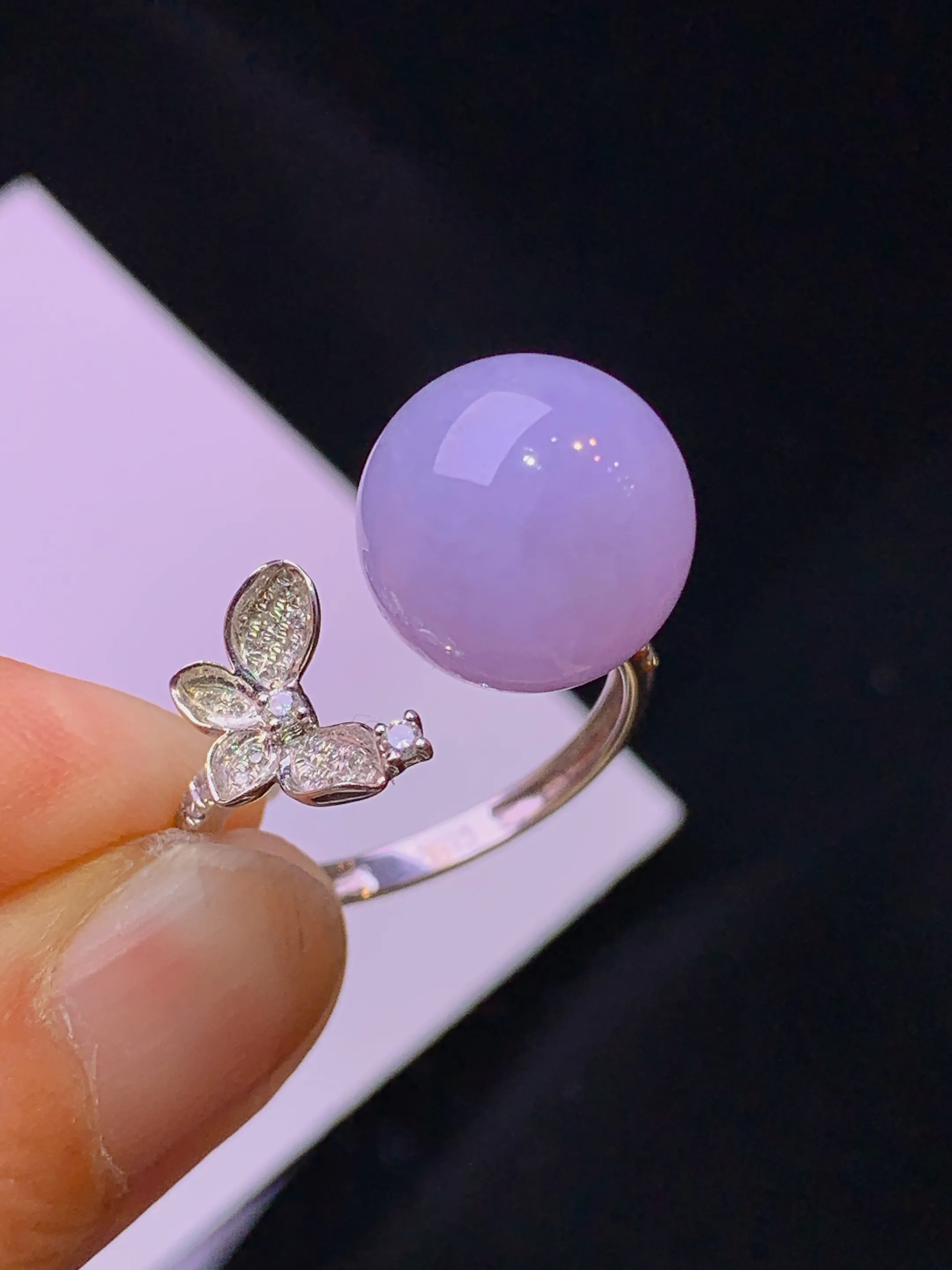 18k金钻镶嵌紫罗兰圆珠戒指 玉质细腻 色泽艳丽清新 圈口14.5 整体尺寸11.8