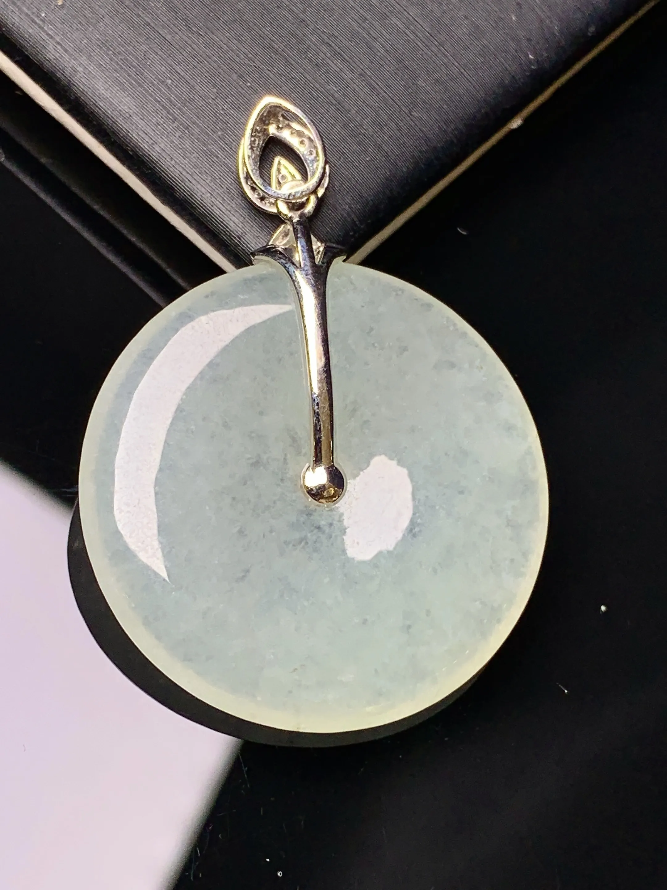 18k金镶嵌冰种平安扣吊坠 玉质细腻 色泽艳丽清新 整体尺寸37.5*27.6*4.2