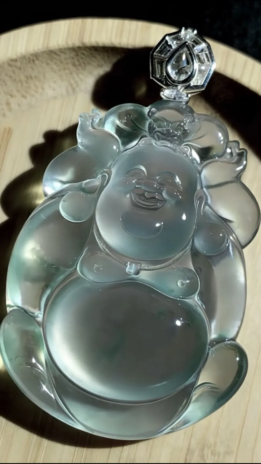 【福在眼前·福从天降·欢喜弥勒佛】，
缅甸天然翡翠，大师手工雕刻。
66.5-裸石55-38.5-12mm，41.8g，
18K金，南非钻，